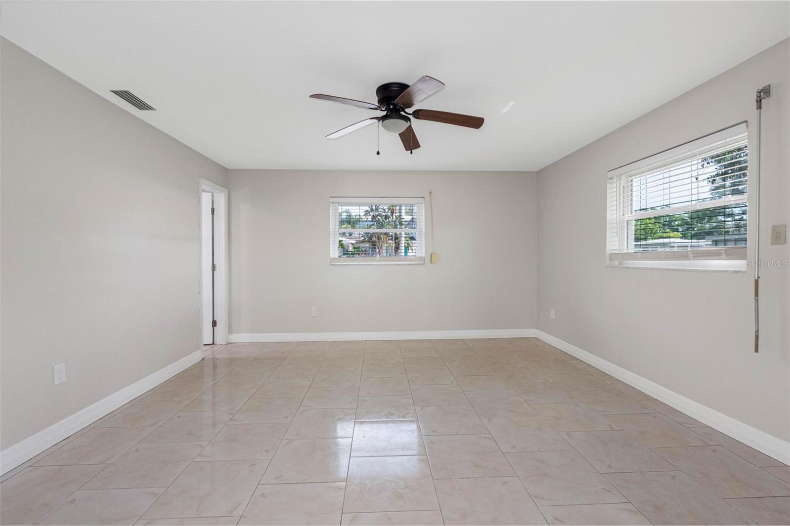 Listing photo id 15 for 624 Orange Street