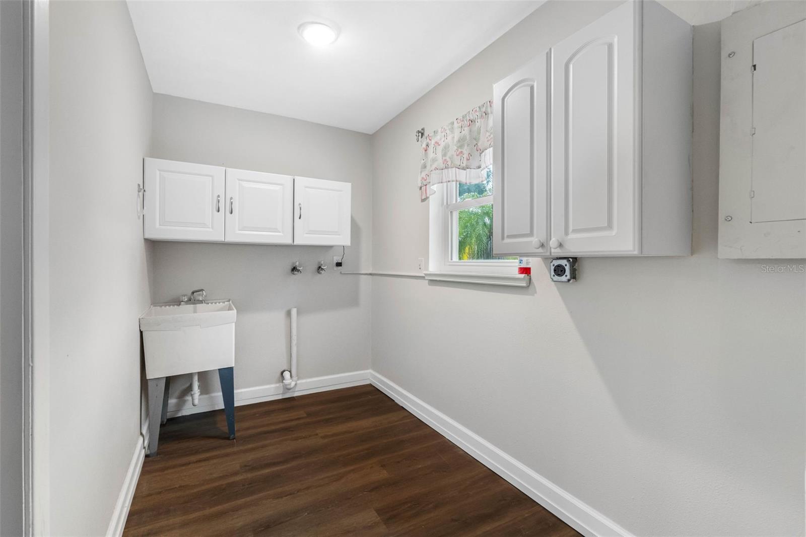 Listing photo id 24 for 624 Orange Street