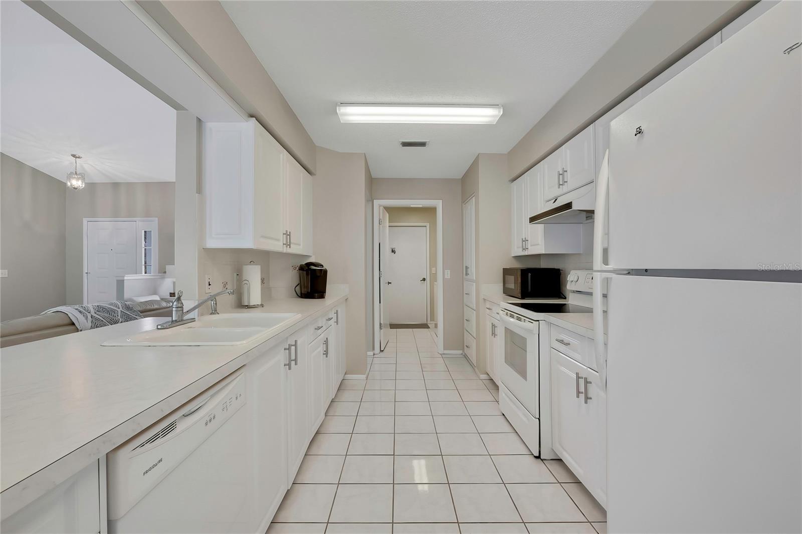 Listing photo id 10 for 8015 Sugarbush Drive