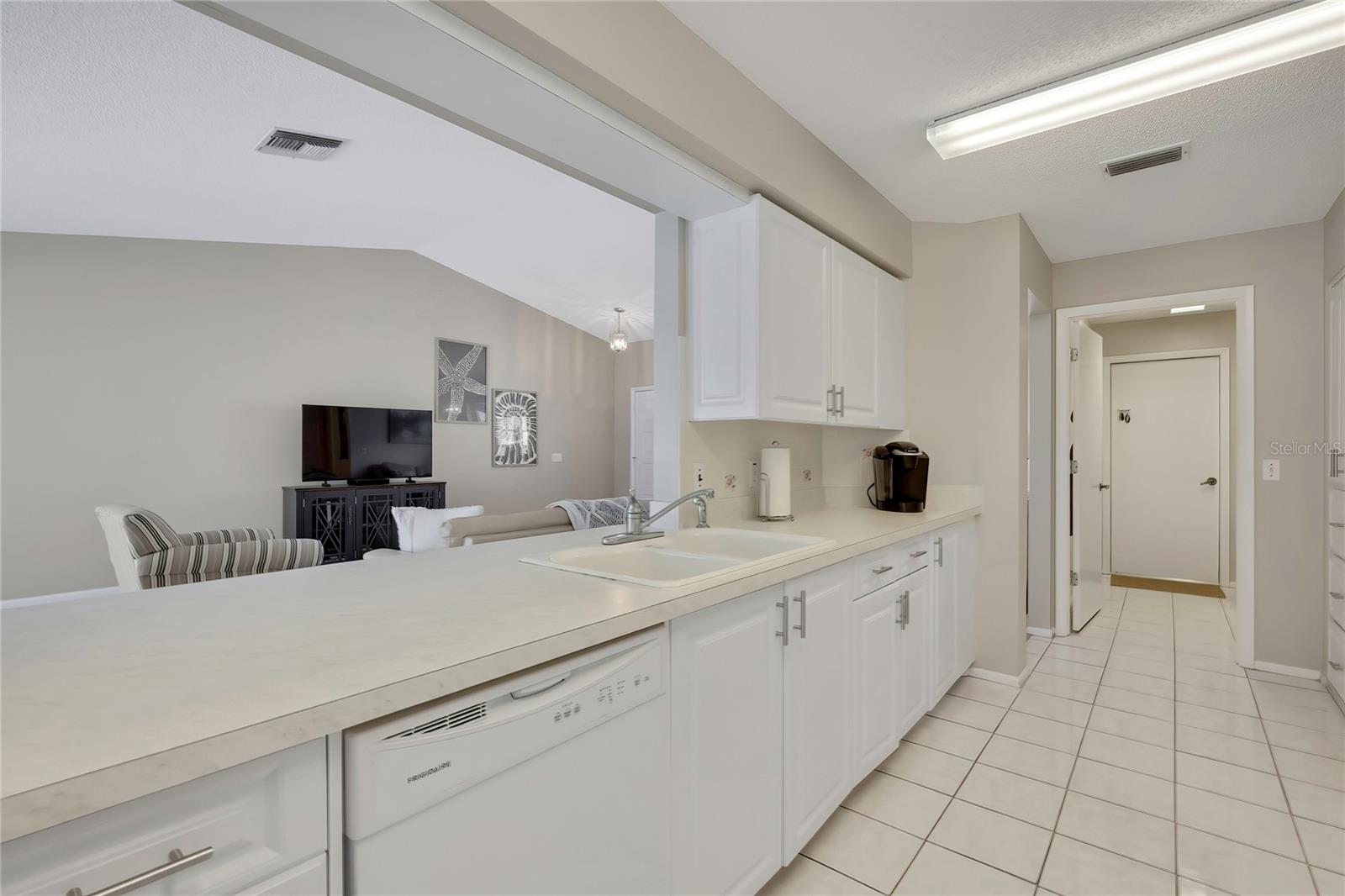 Listing photo id 11 for 8015 Sugarbush Drive