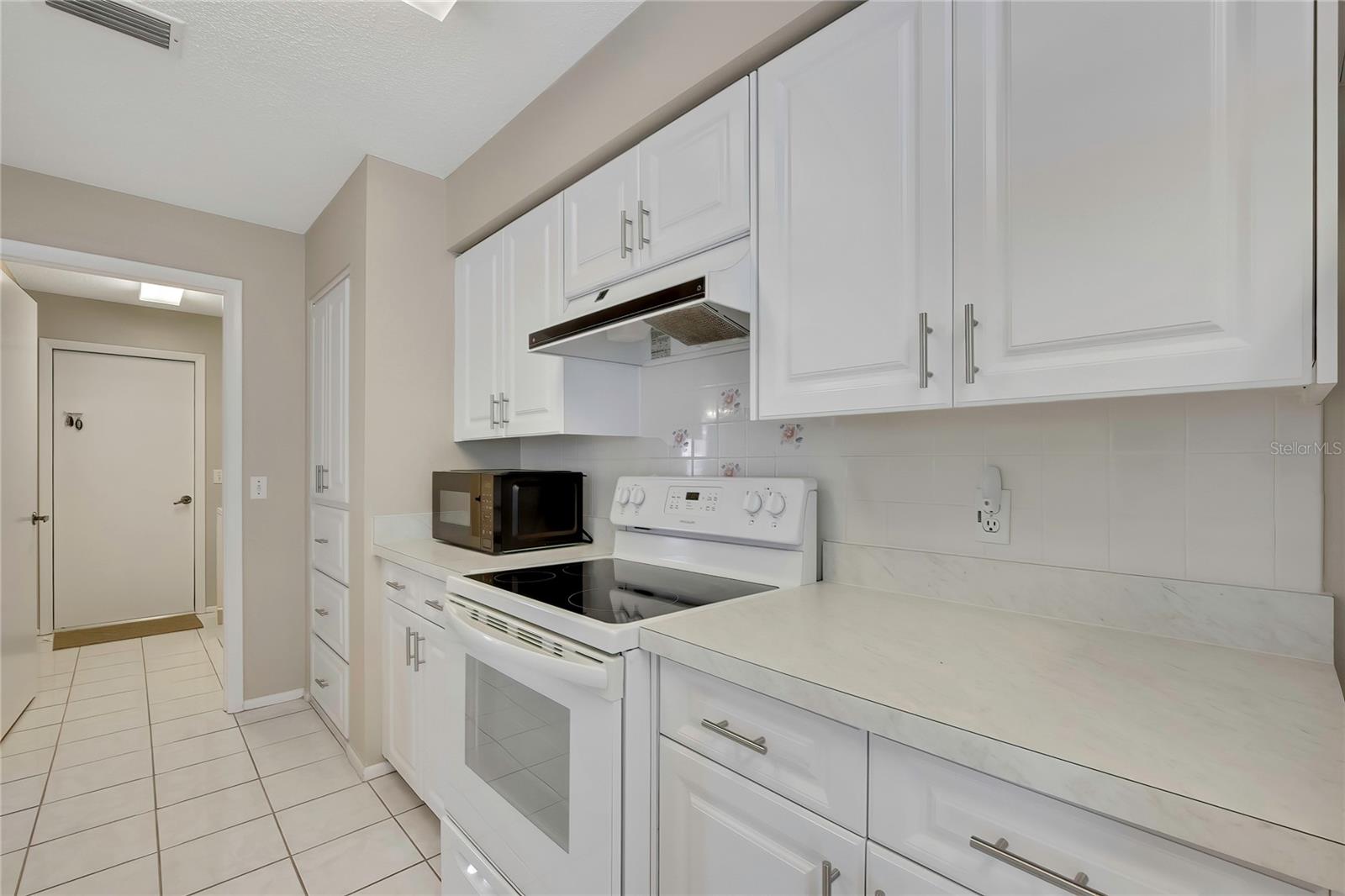 Listing photo id 12 for 8015 Sugarbush Drive