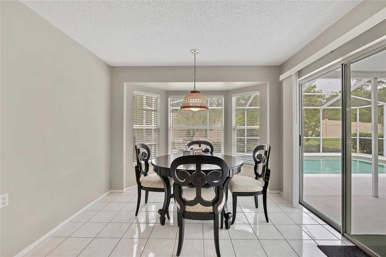 Listing photo id 16 for 8015 Sugarbush Drive