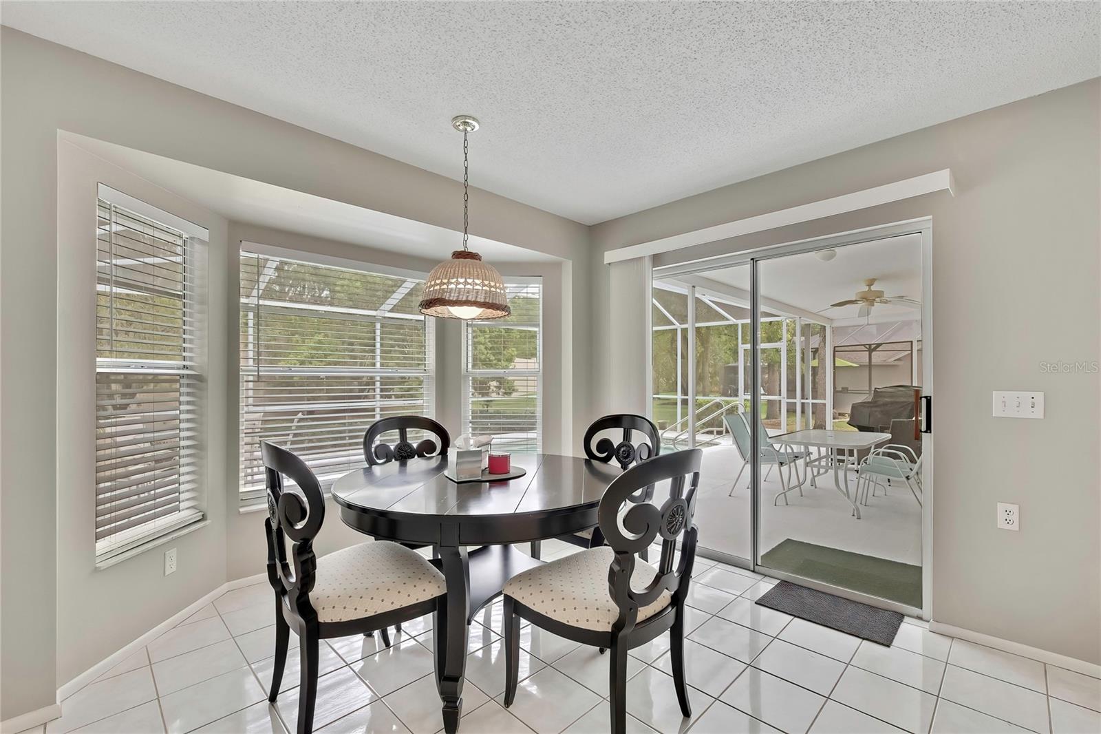 Listing photo id 17 for 8015 Sugarbush Drive