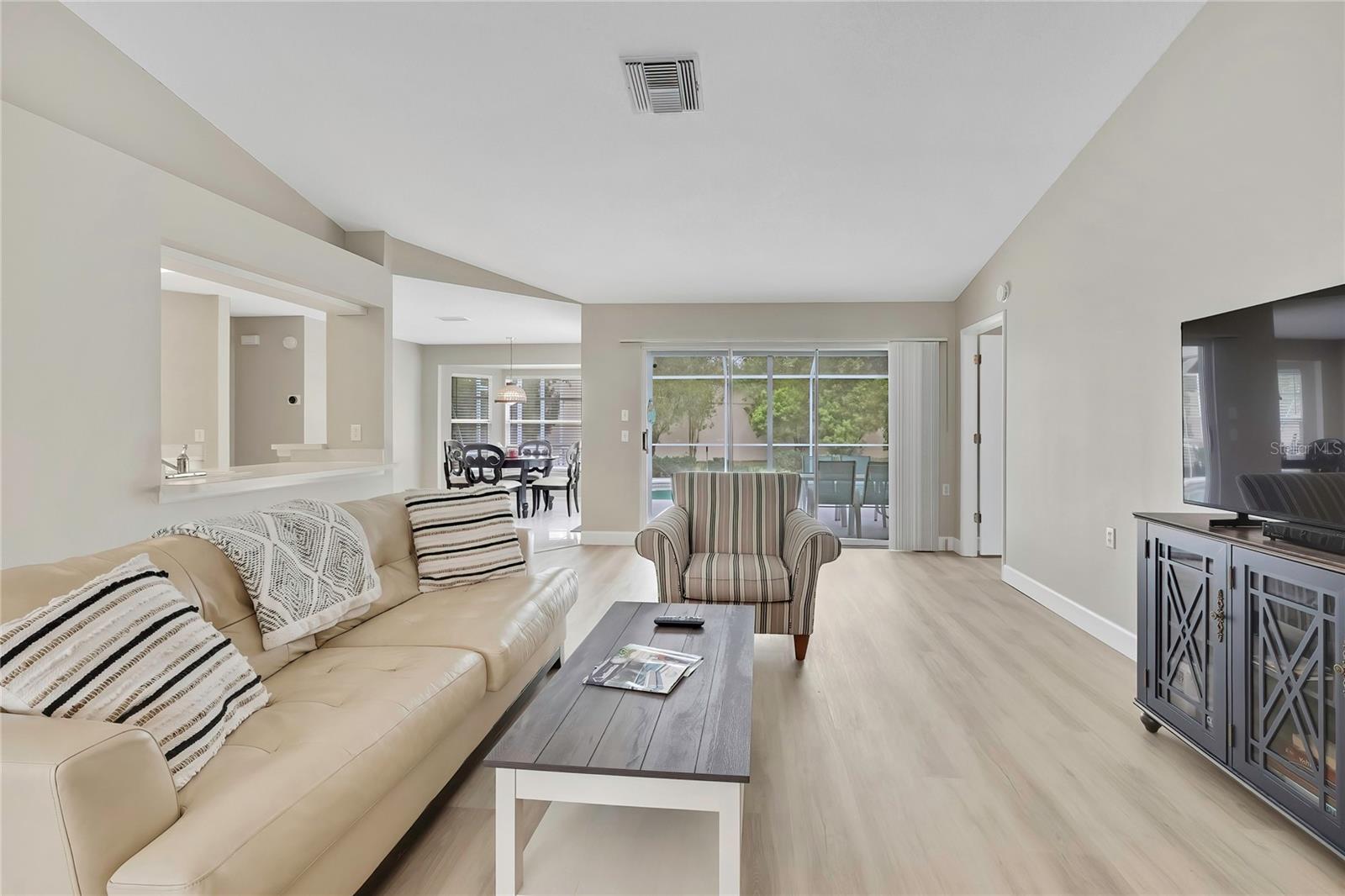 Listing photo id 1 for 8015 Sugarbush Drive