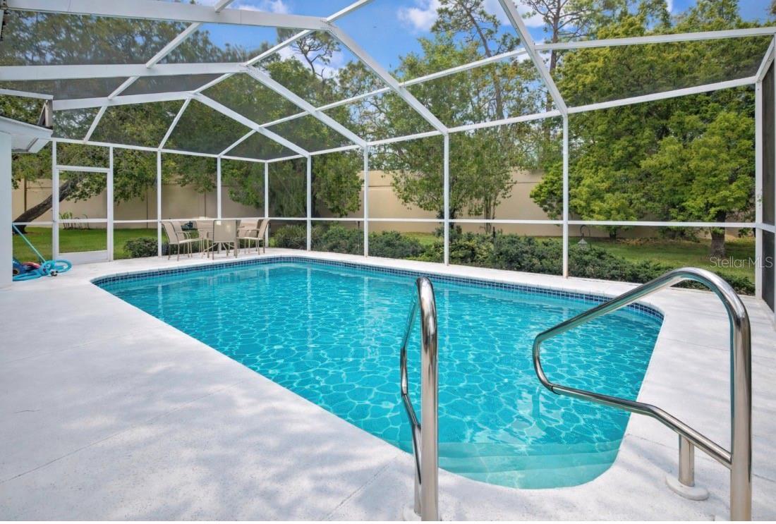 Listing photo id 30 for 8015 Sugarbush Drive