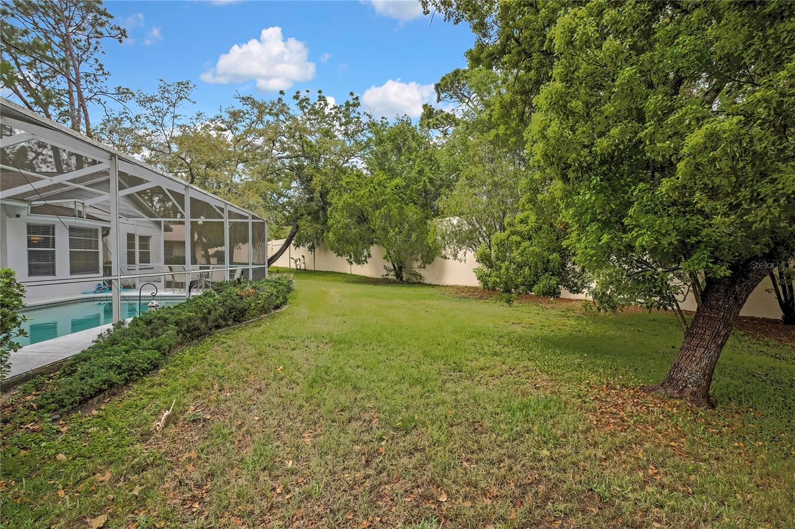 Listing photo id 35 for 8015 Sugarbush Drive