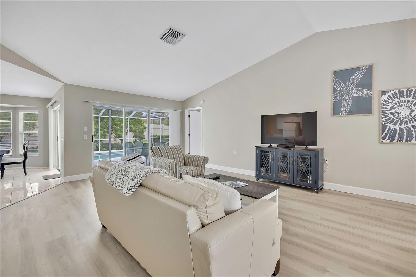 Listing photo id 2 for 8015 Sugarbush Drive