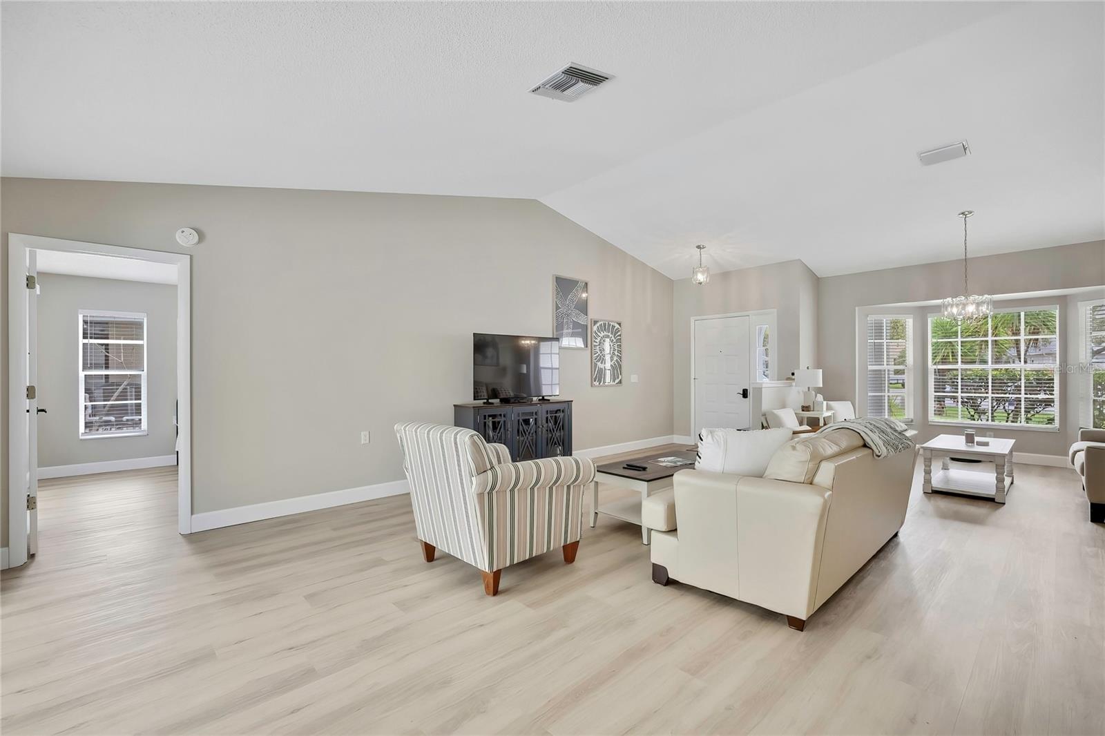 Listing photo id 3 for 8015 Sugarbush Drive