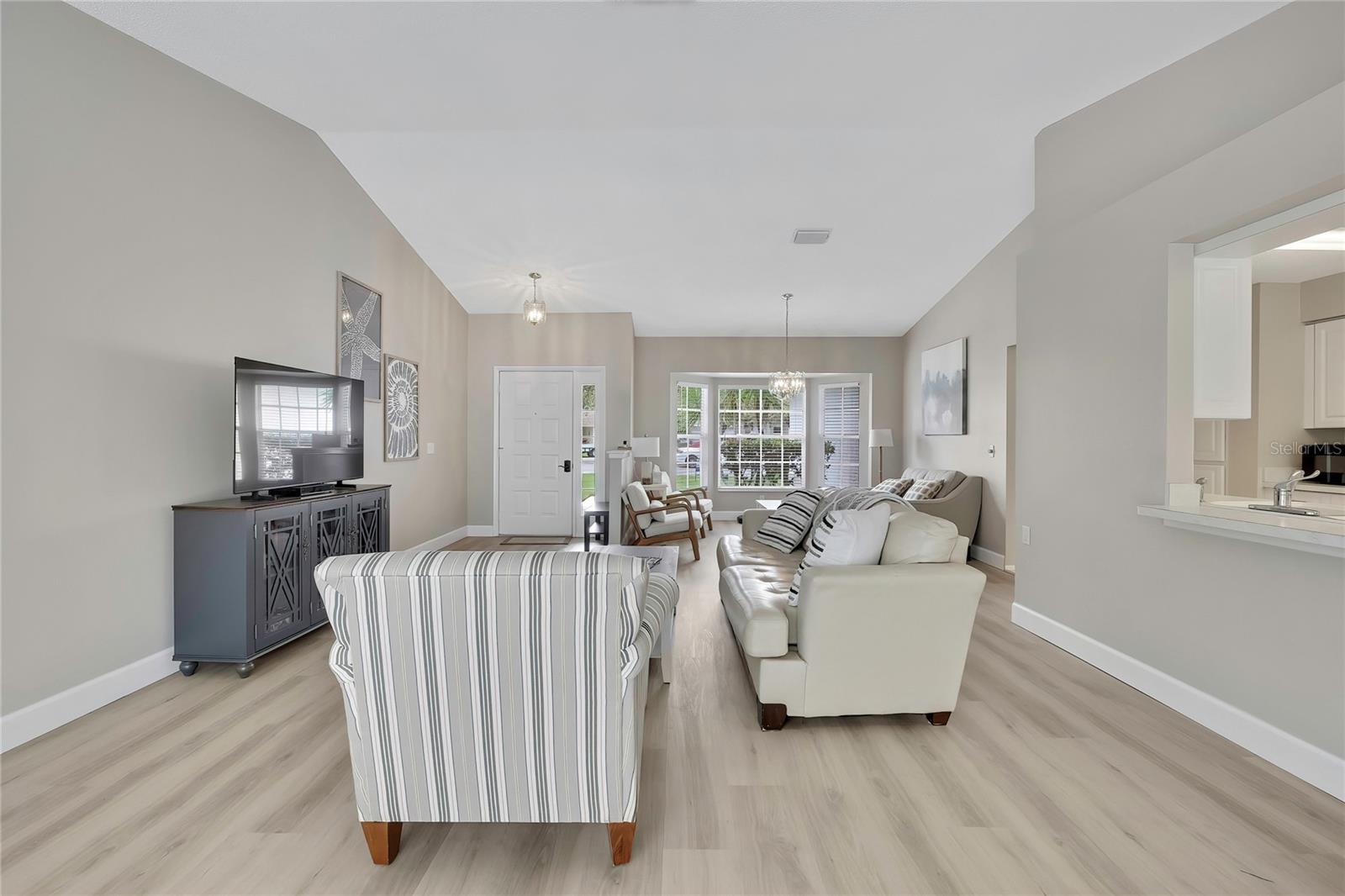 Listing photo id 4 for 8015 Sugarbush Drive