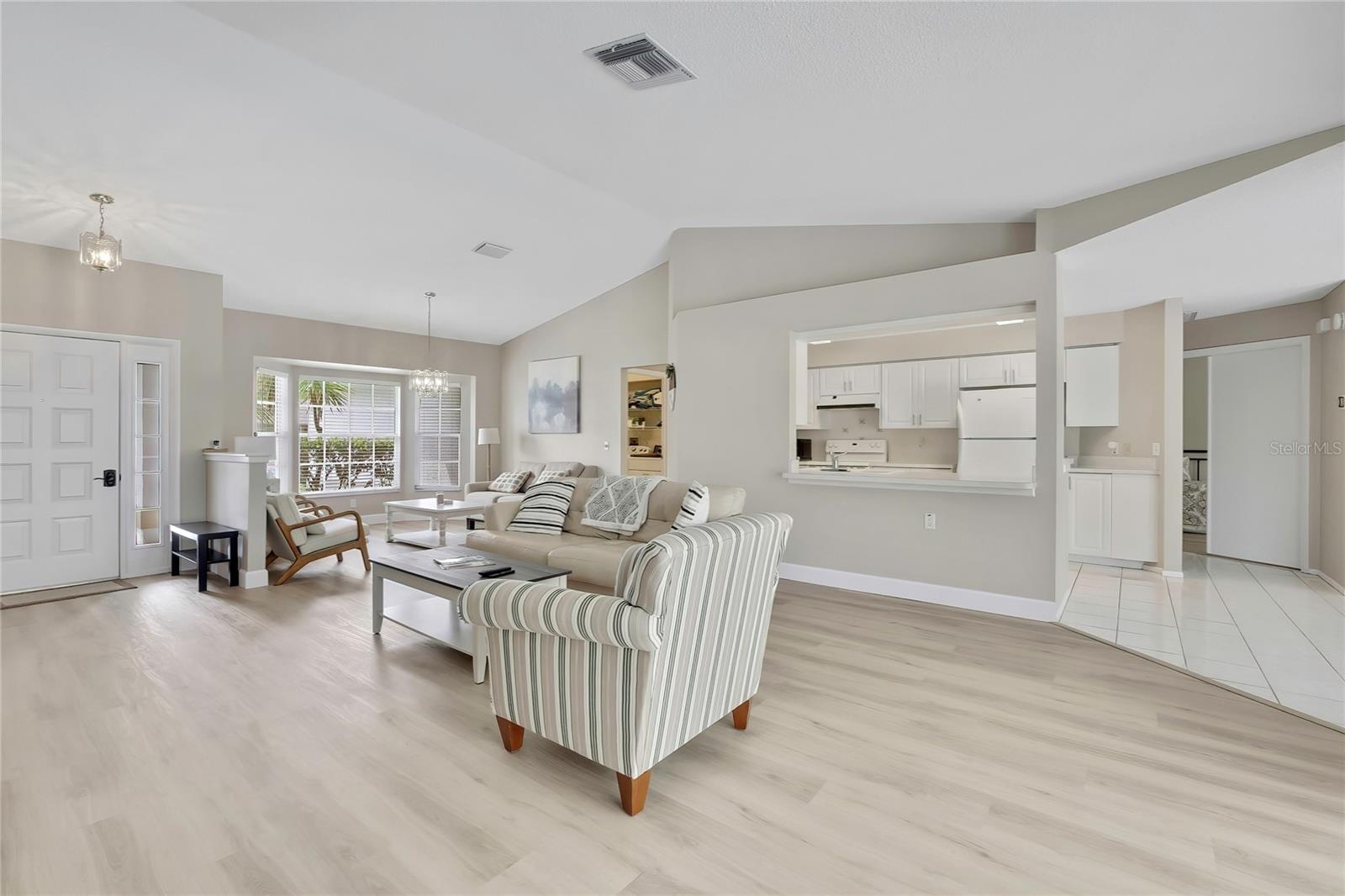 Listing photo id 5 for 8015 Sugarbush Drive