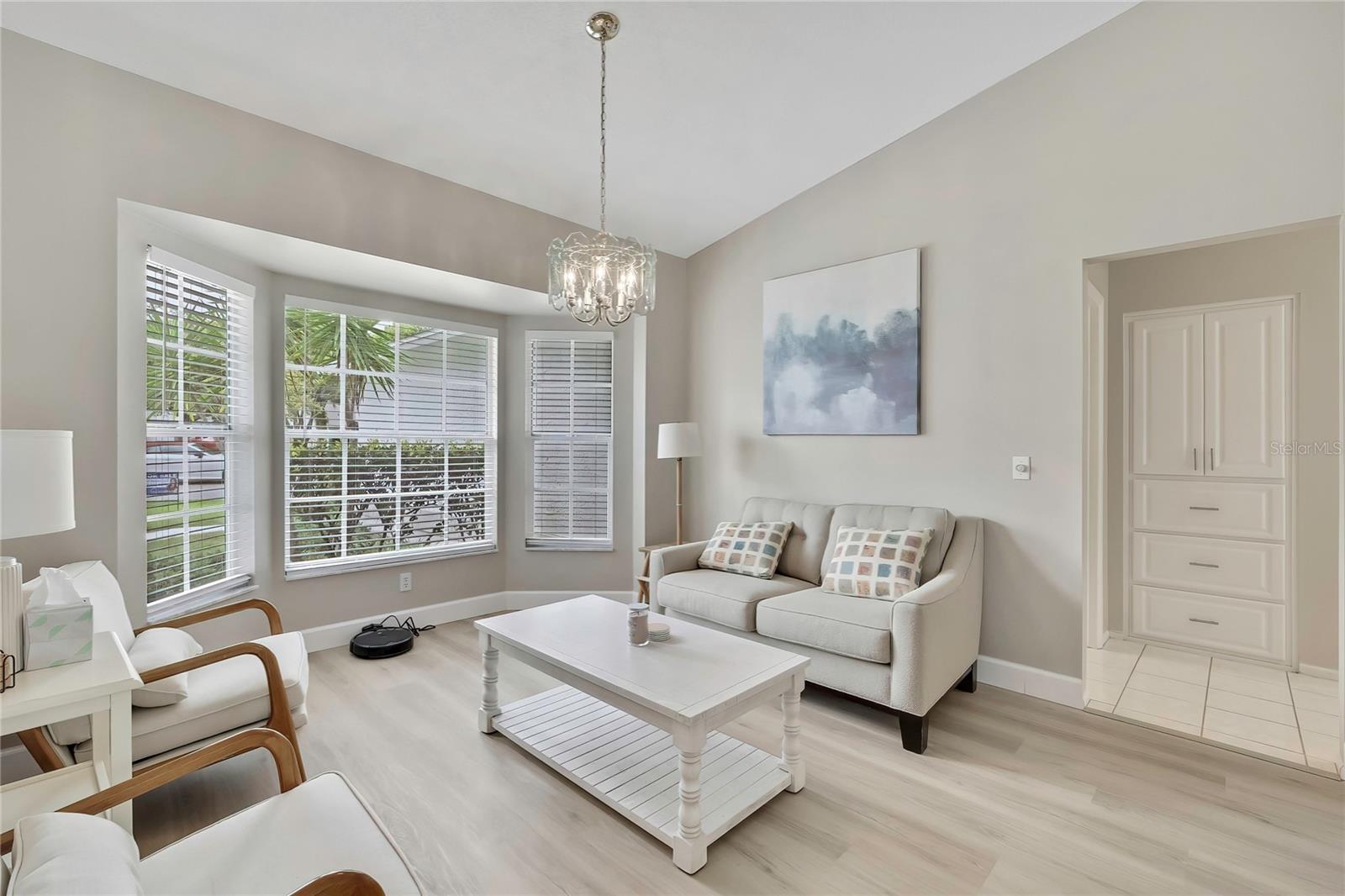 Listing photo id 7 for 8015 Sugarbush Drive