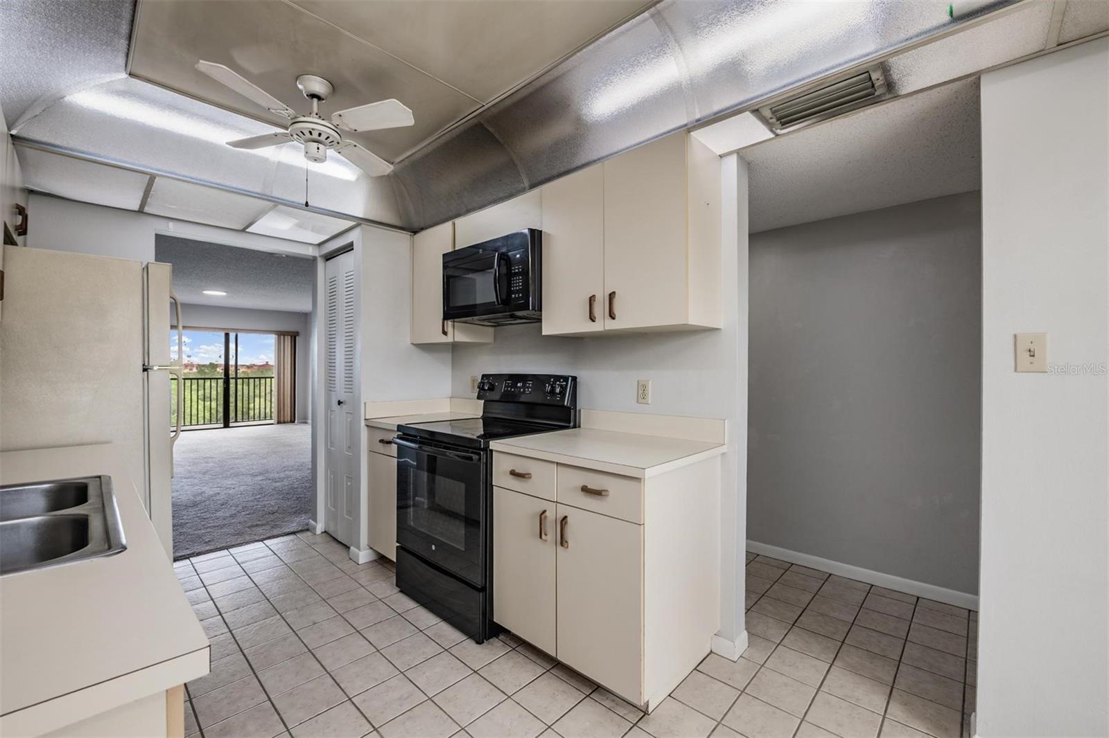 Image 3 of 51 For 3400 Cove Cay Drive 4b