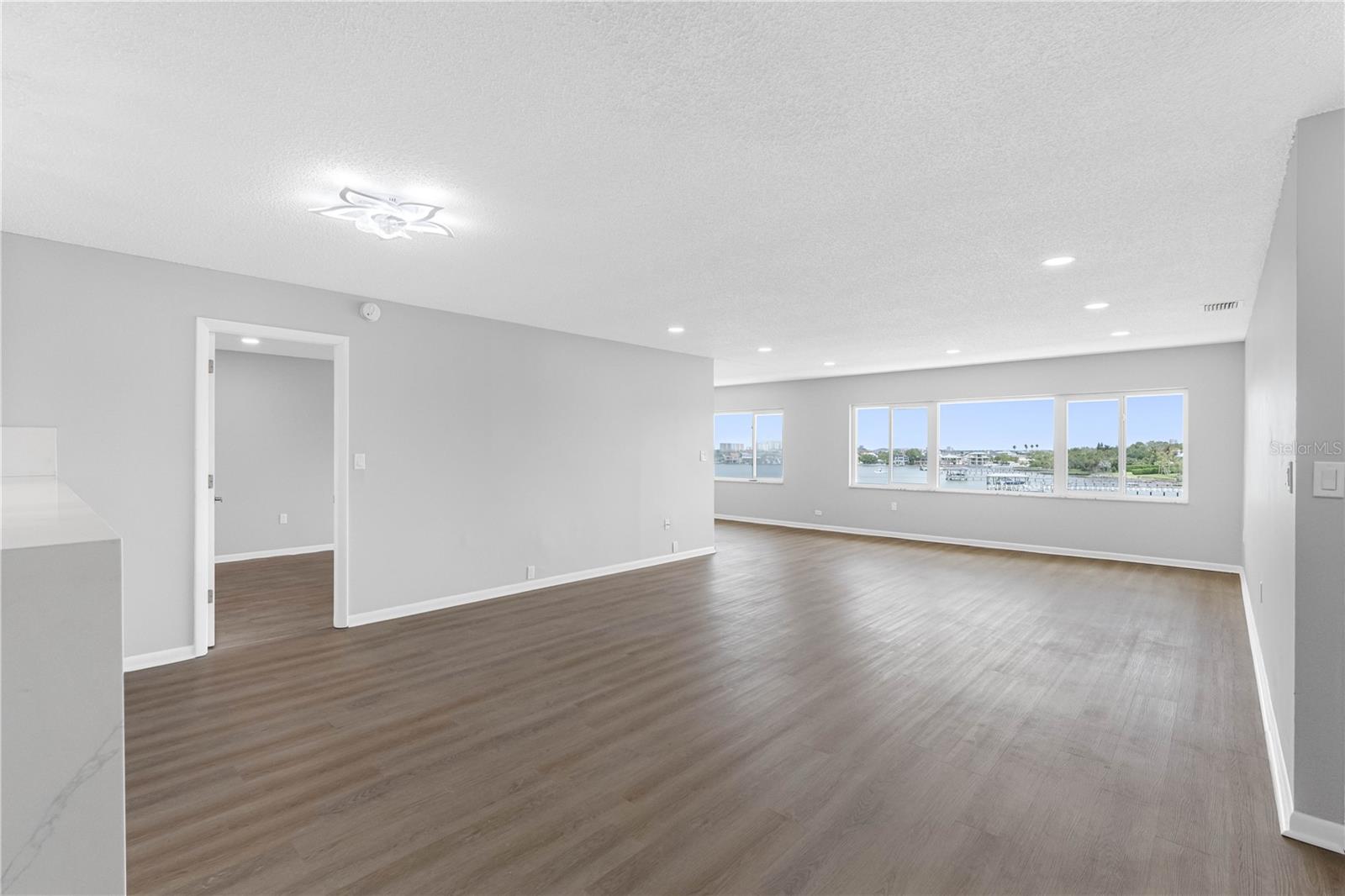 Image 11 of 48 For 100 Bluff View Drive 404c