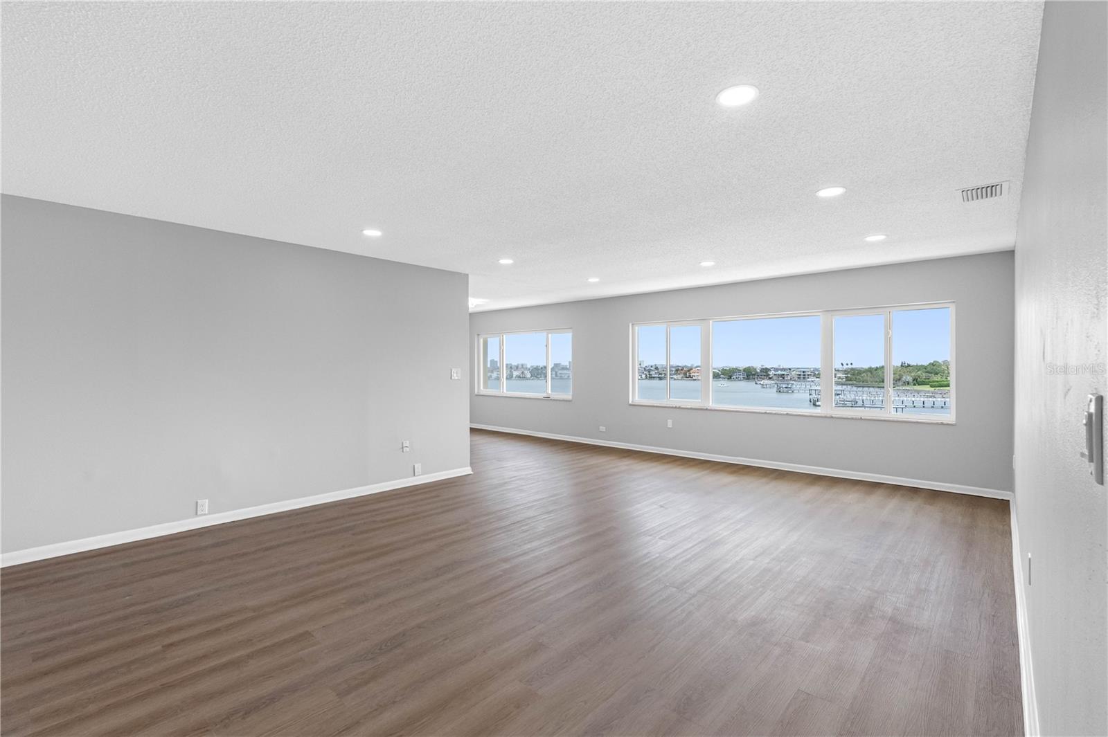 Image 15 of 48 For 100 Bluff View Drive 404c