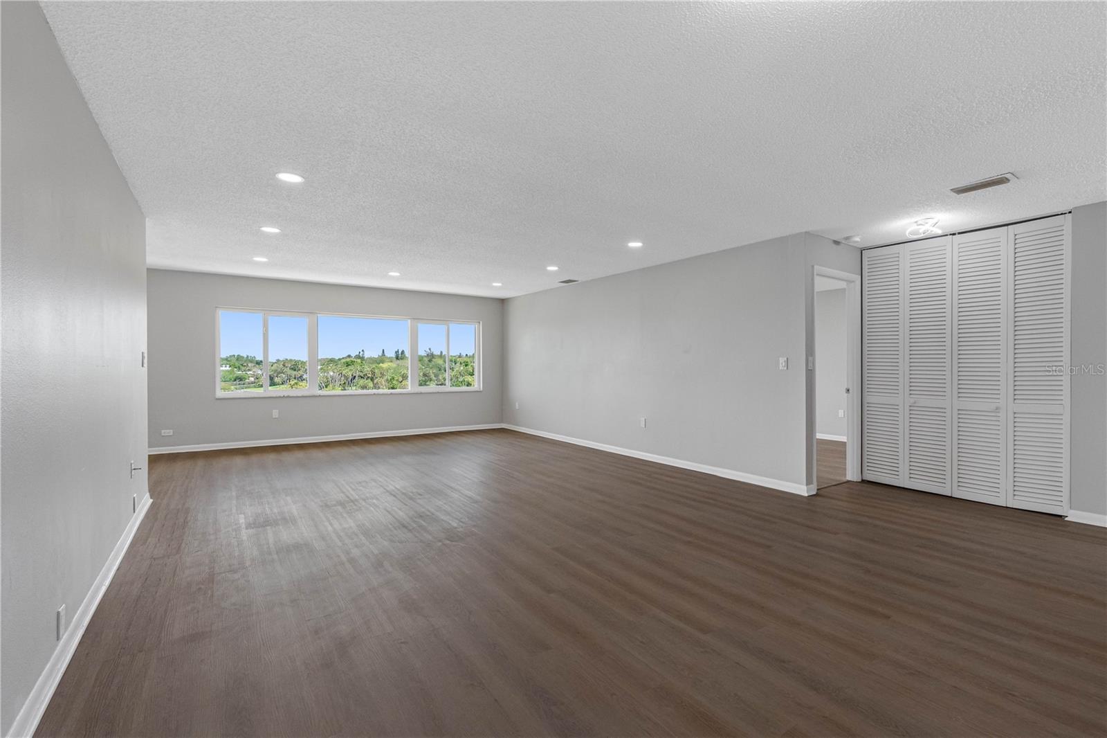 Image 18 of 48 For 100 Bluff View Drive 404c