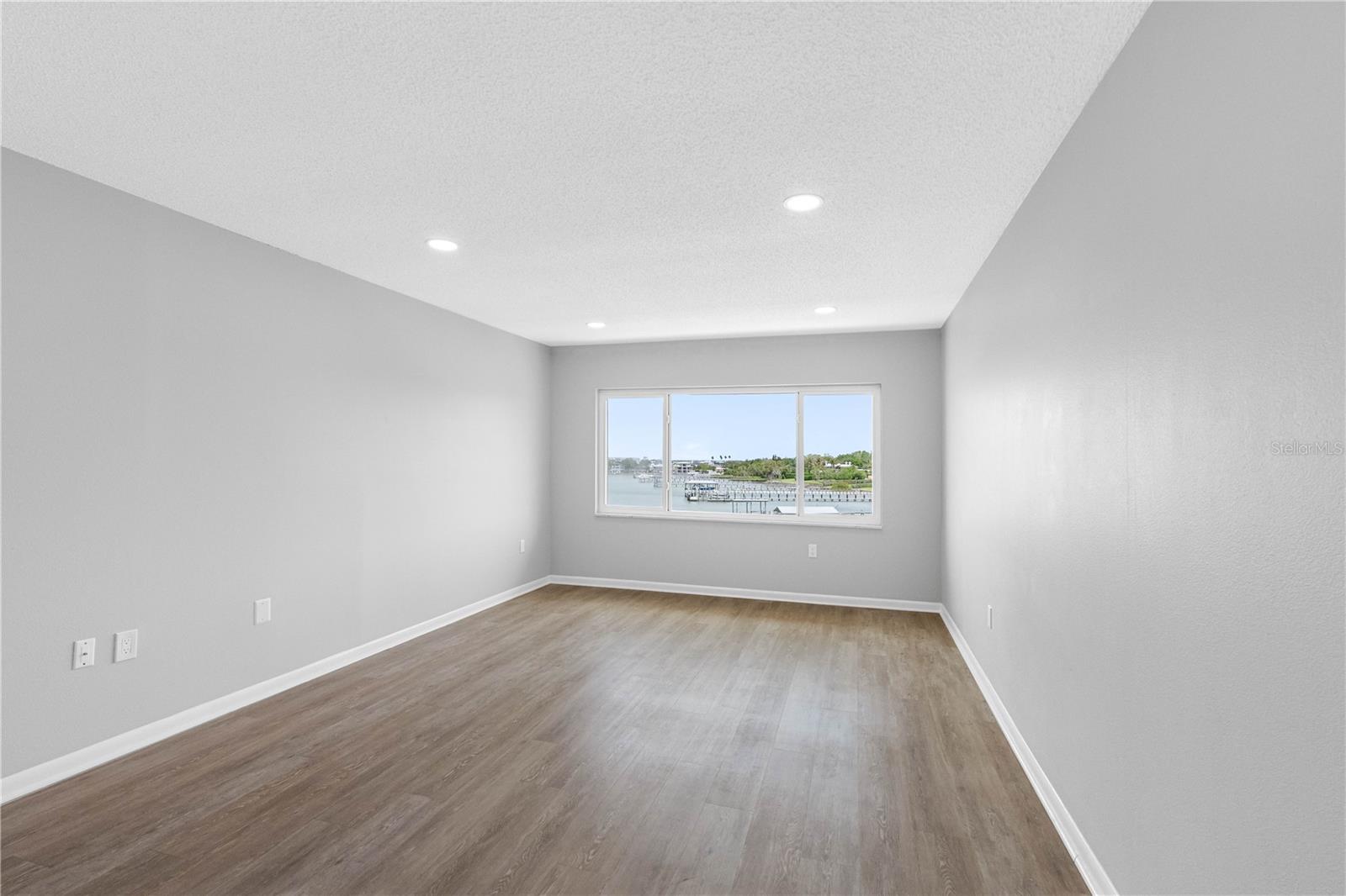 Image 20 of 48 For 100 Bluff View Drive 404c