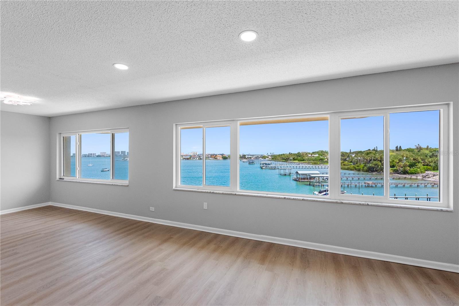 Image 24 of 48 For 100 Bluff View Drive 404c