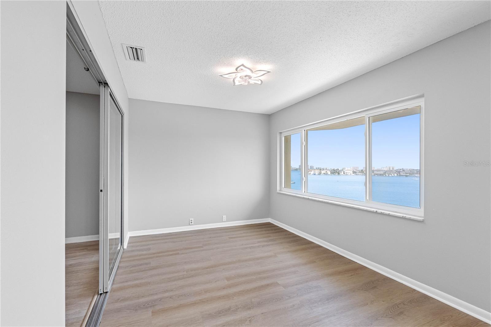 Image 26 of 48 For 100 Bluff View Drive 404c