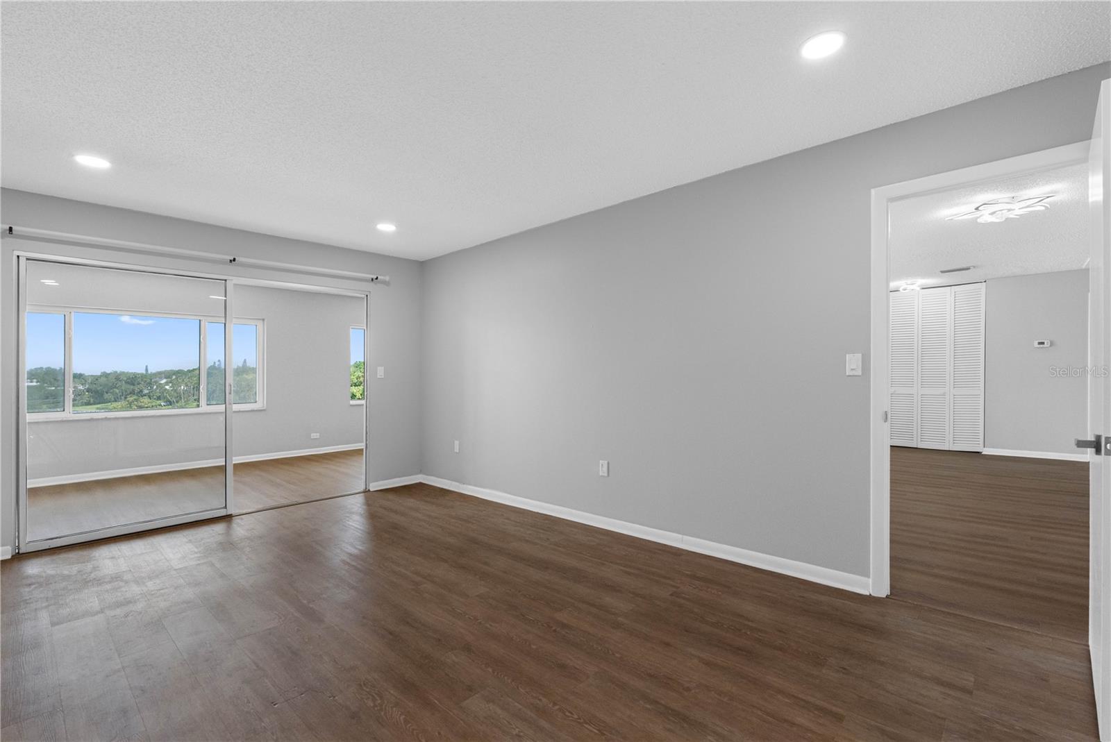 Image 29 of 48 For 100 Bluff View Drive 404c