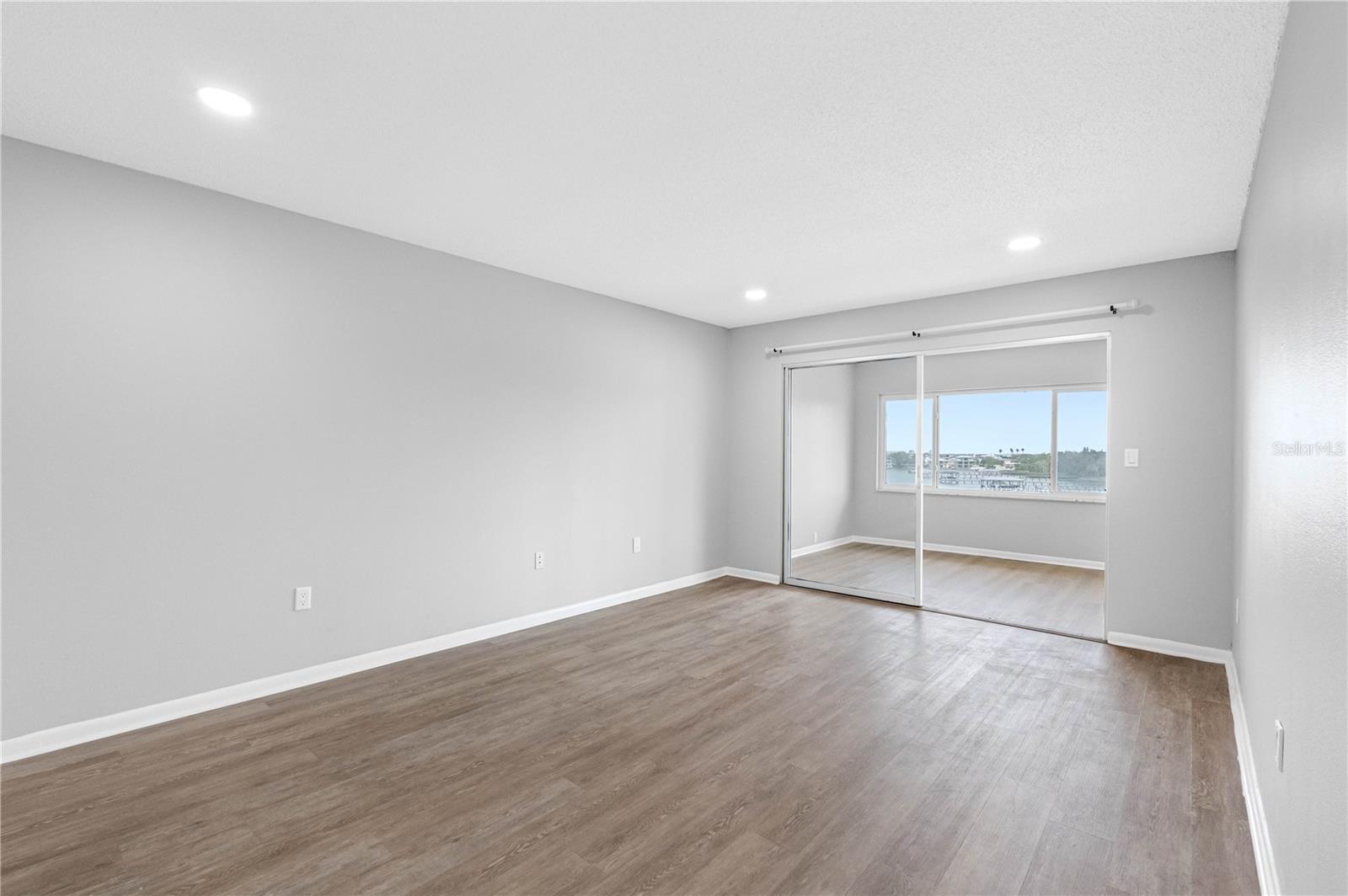 Image 31 of 48 For 100 Bluff View Drive 404c