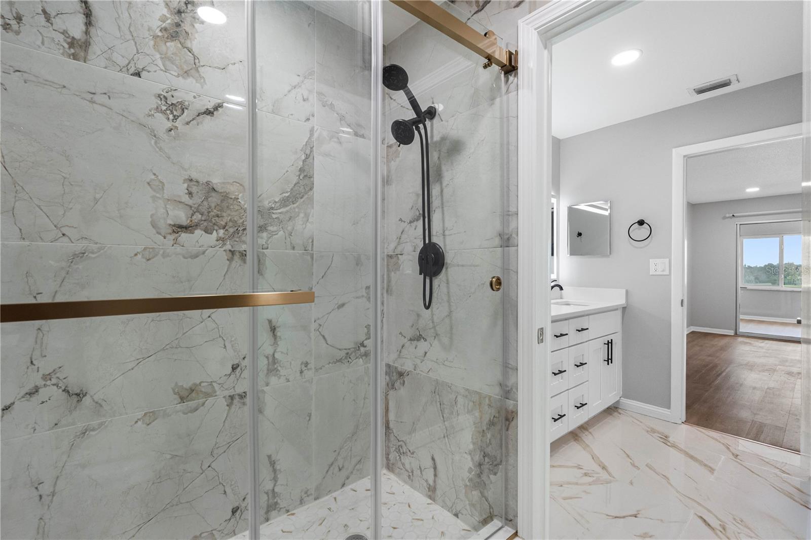 Image 33 of 48 For 100 Bluff View Drive 404c