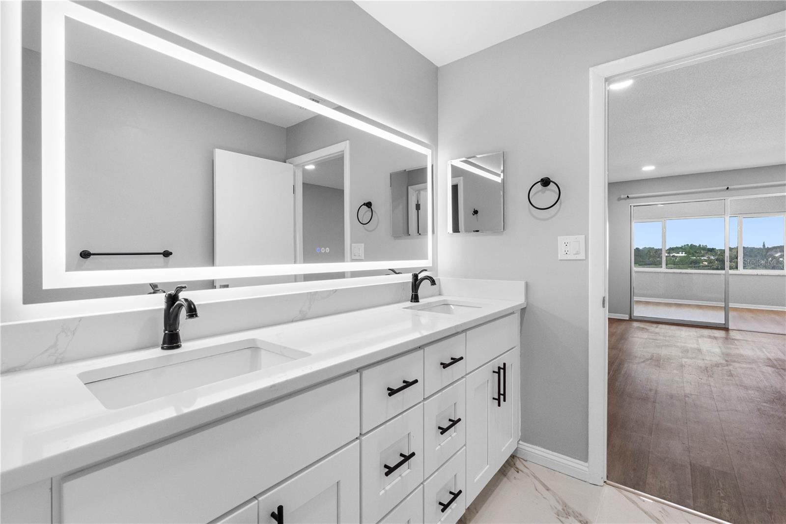 Image 34 of 48 For 100 Bluff View Drive 404c