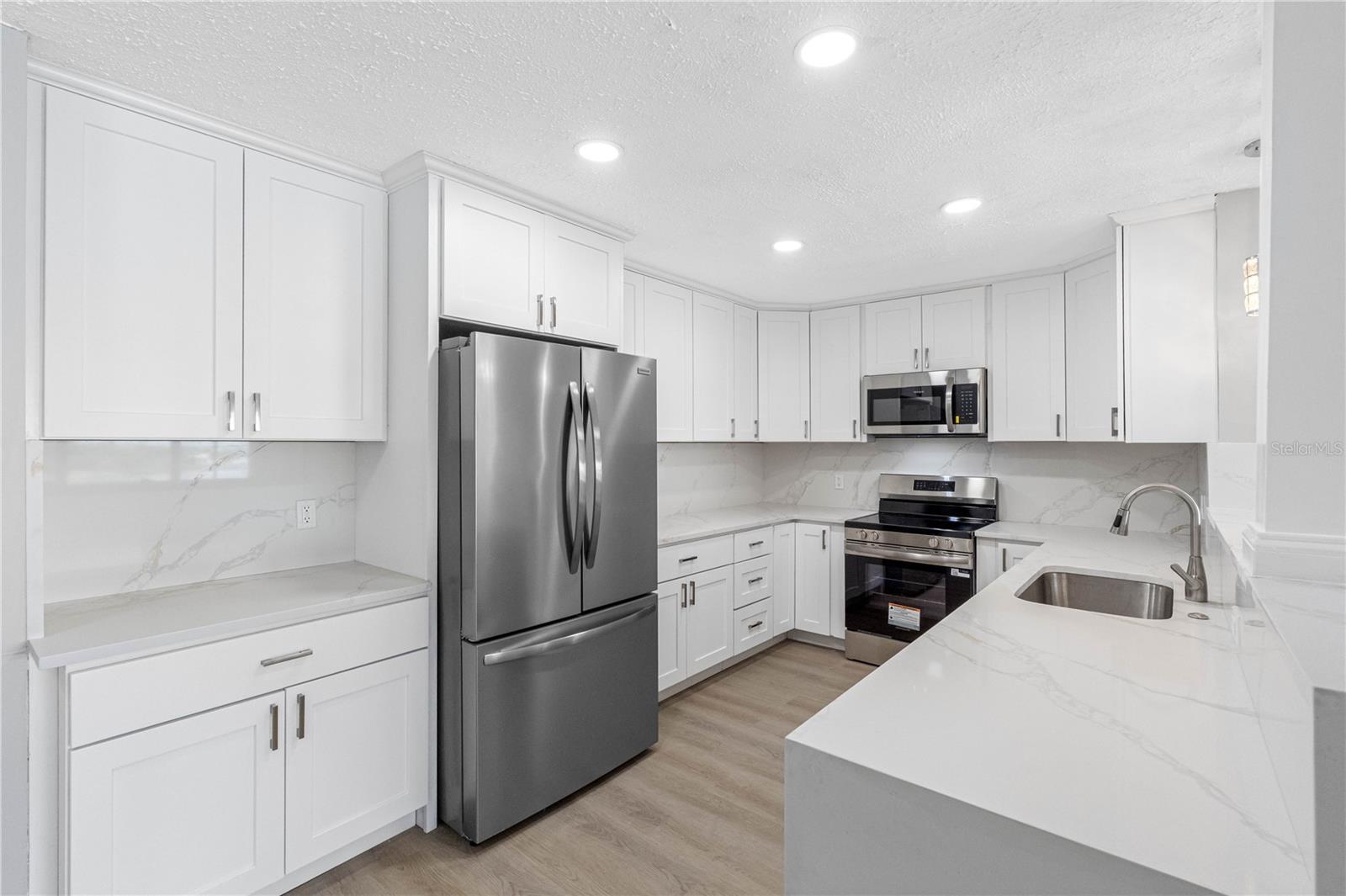 Image 4 of 48 For 100 Bluff View Drive 404c