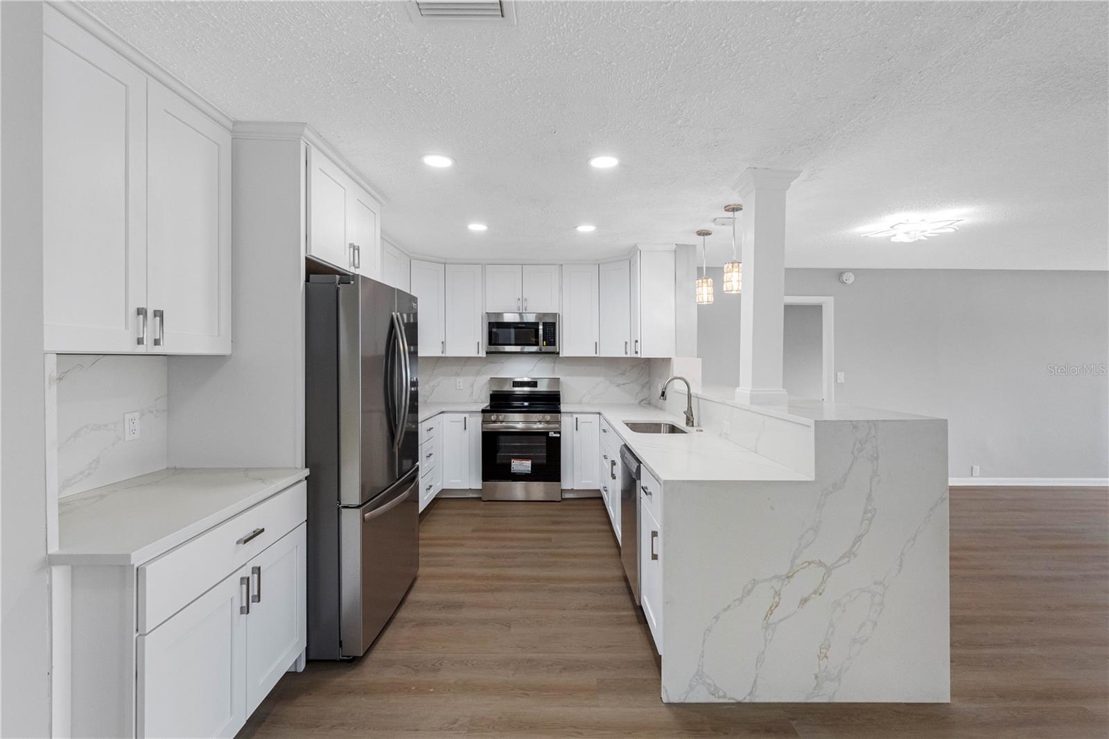 Image 5 of 48 For 100 Bluff View Drive 404c