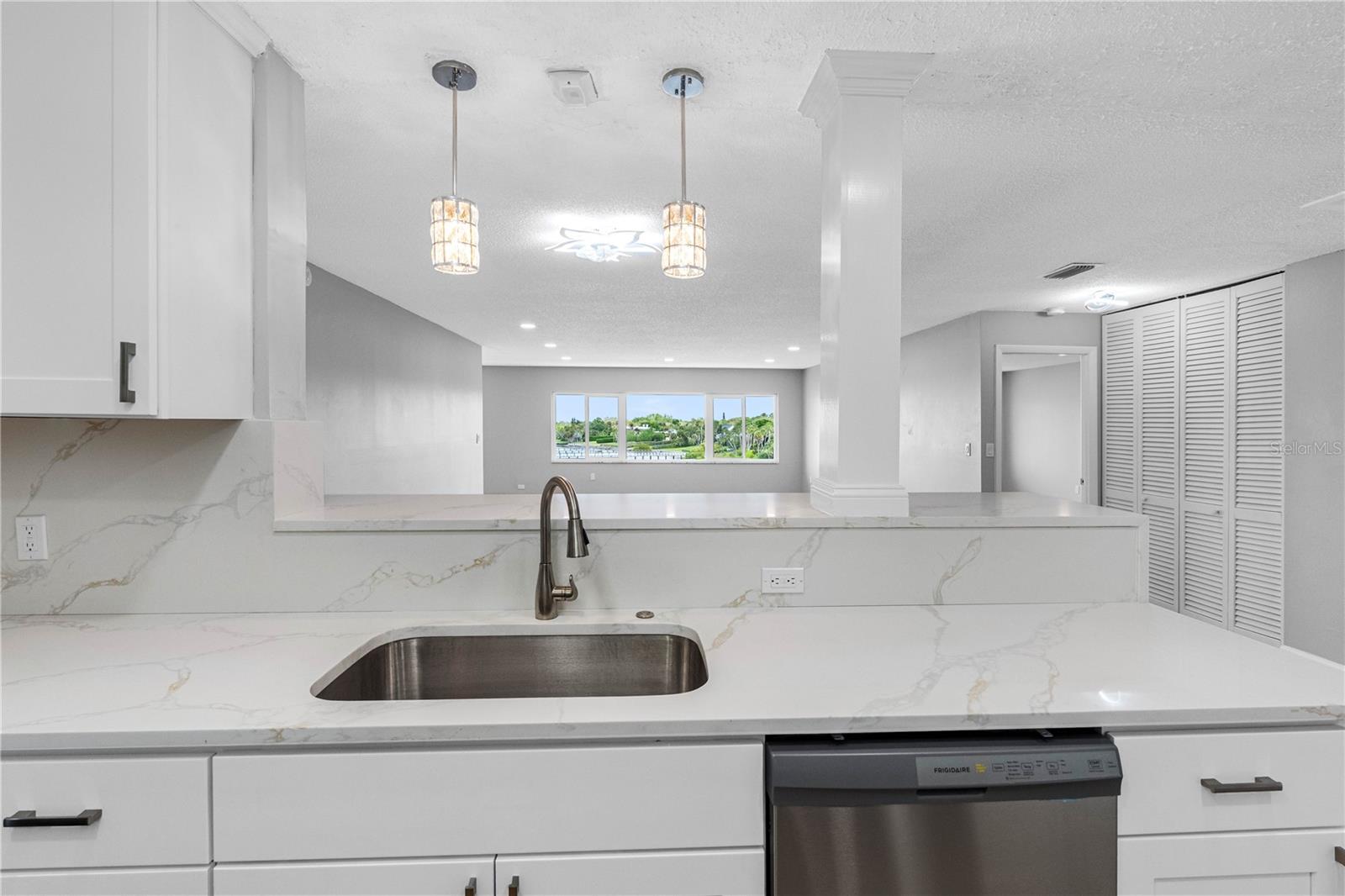 Image 7 of 48 For 100 Bluff View Drive 404c