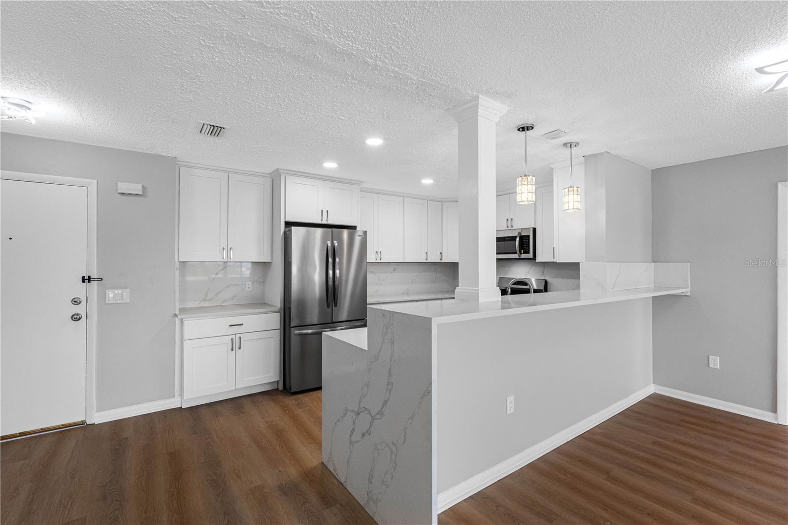 Image 8 of 48 For 100 Bluff View Drive 404c