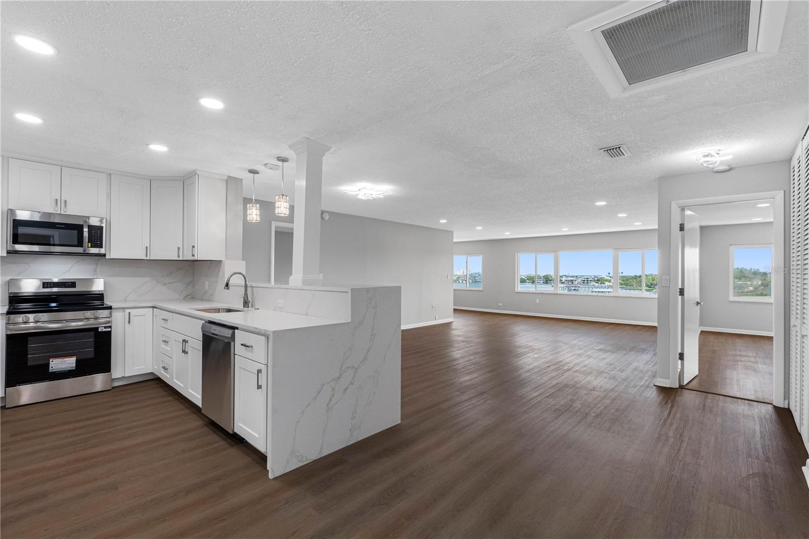 Image 9 of 48 For 100 Bluff View Drive 404c