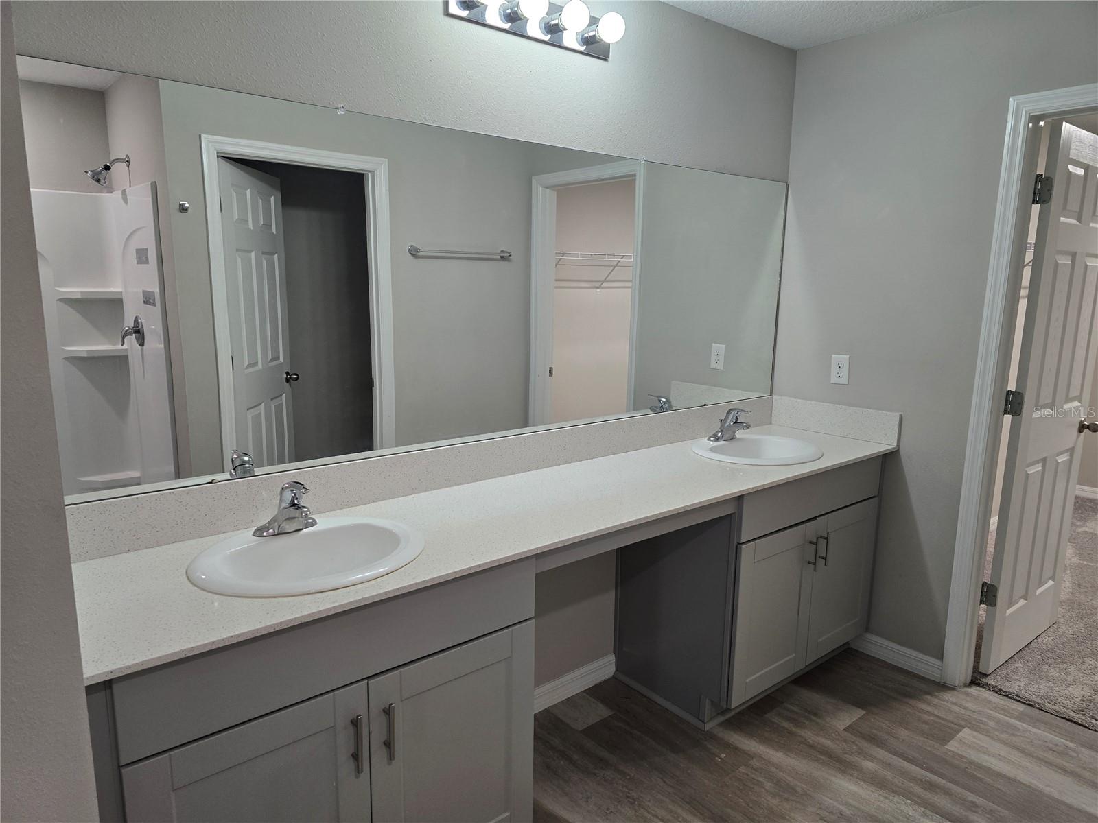 Listing photo id 9 for 5694 Arlington River Drive