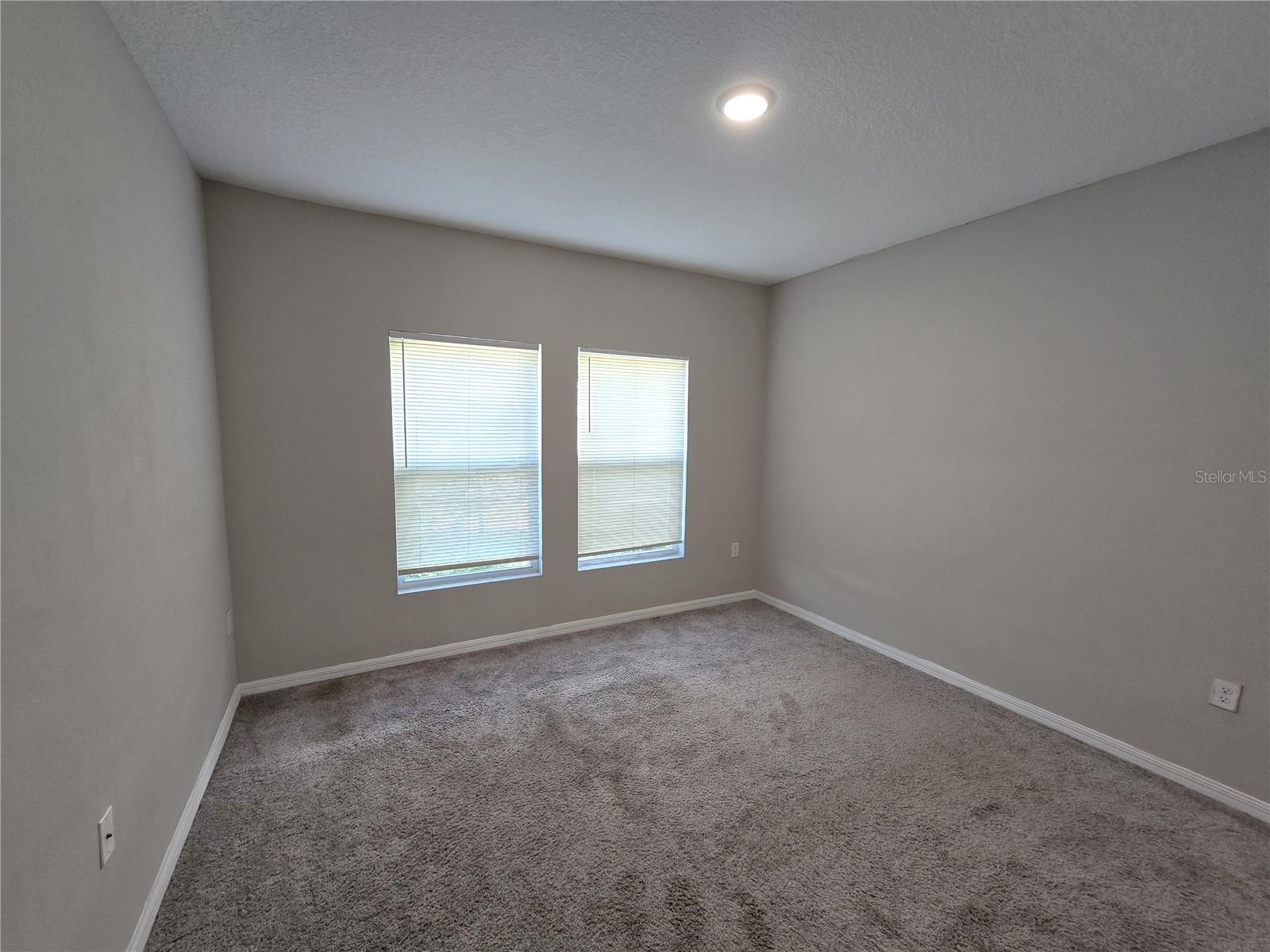 Listing photo id 13 for 5694 Arlington River Drive