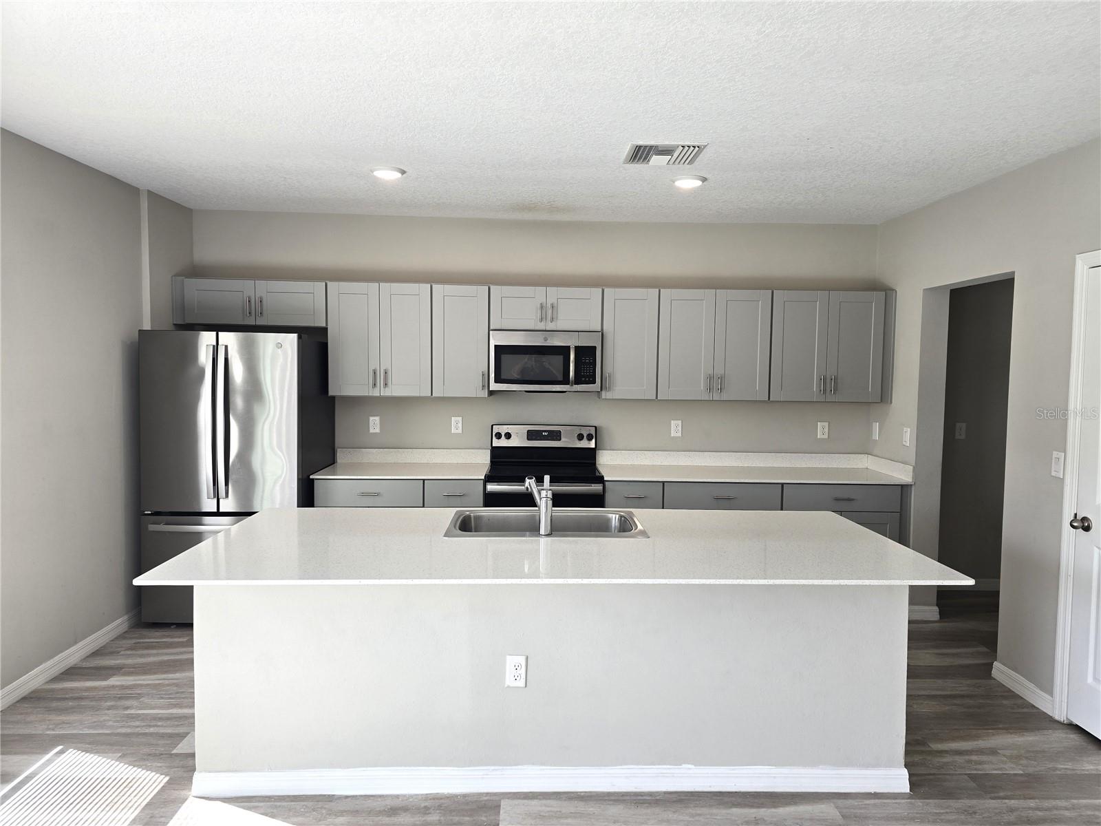 Listing photo id 2 for 5694 Arlington River Drive