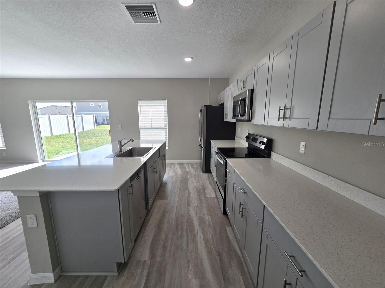 Listing photo id 3 for 5694 Arlington River Drive