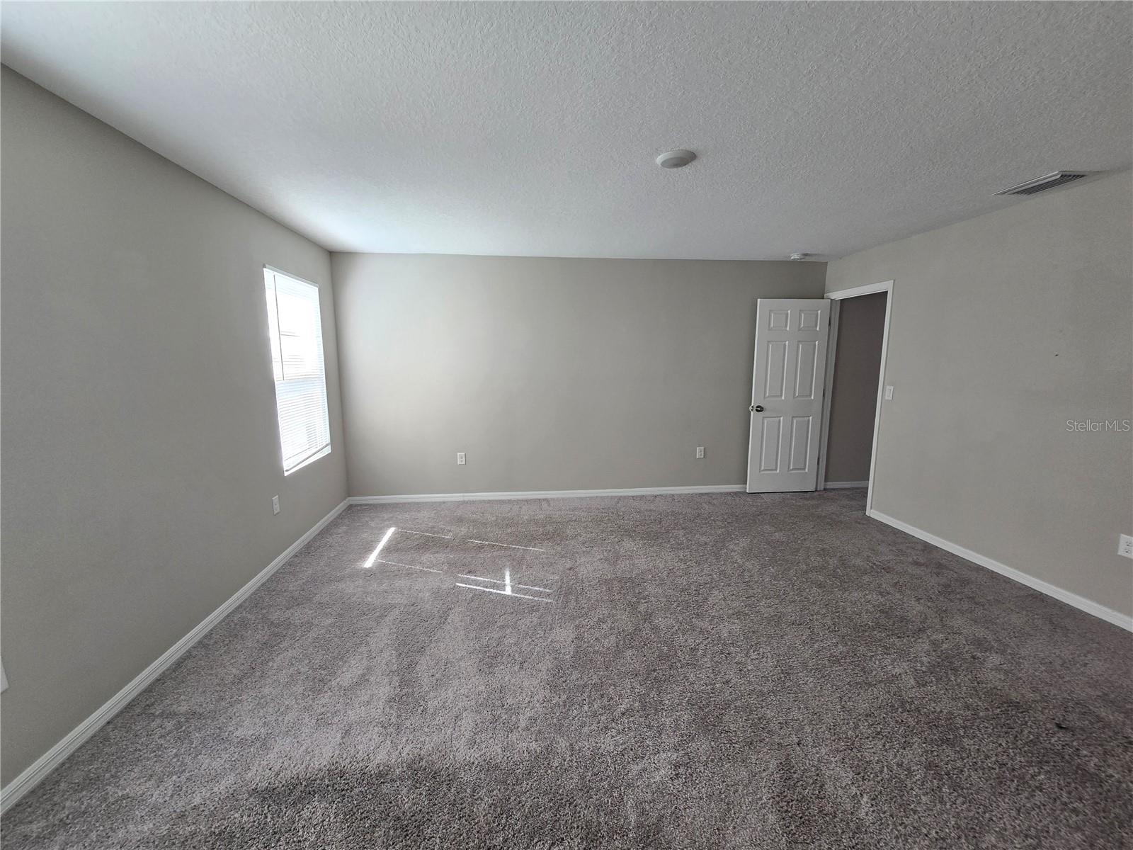 Listing photo id 6 for 5694 Arlington River Drive