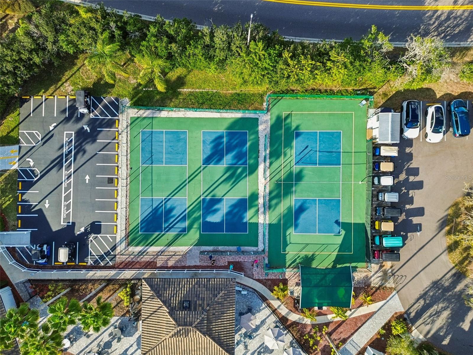 Image 56 of 72 For 2006 Grantham Greens Drive 0