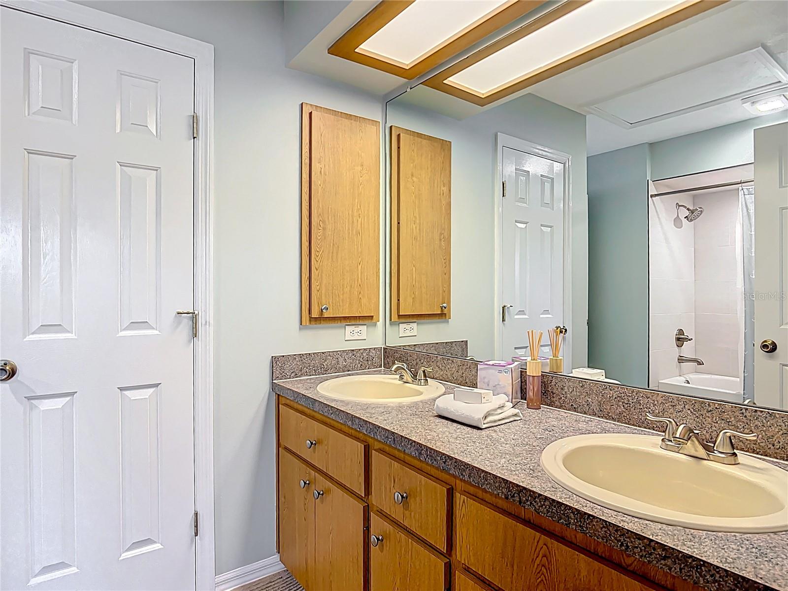 Listing photo id 19 for 11122 Cove Harbor Drive 112