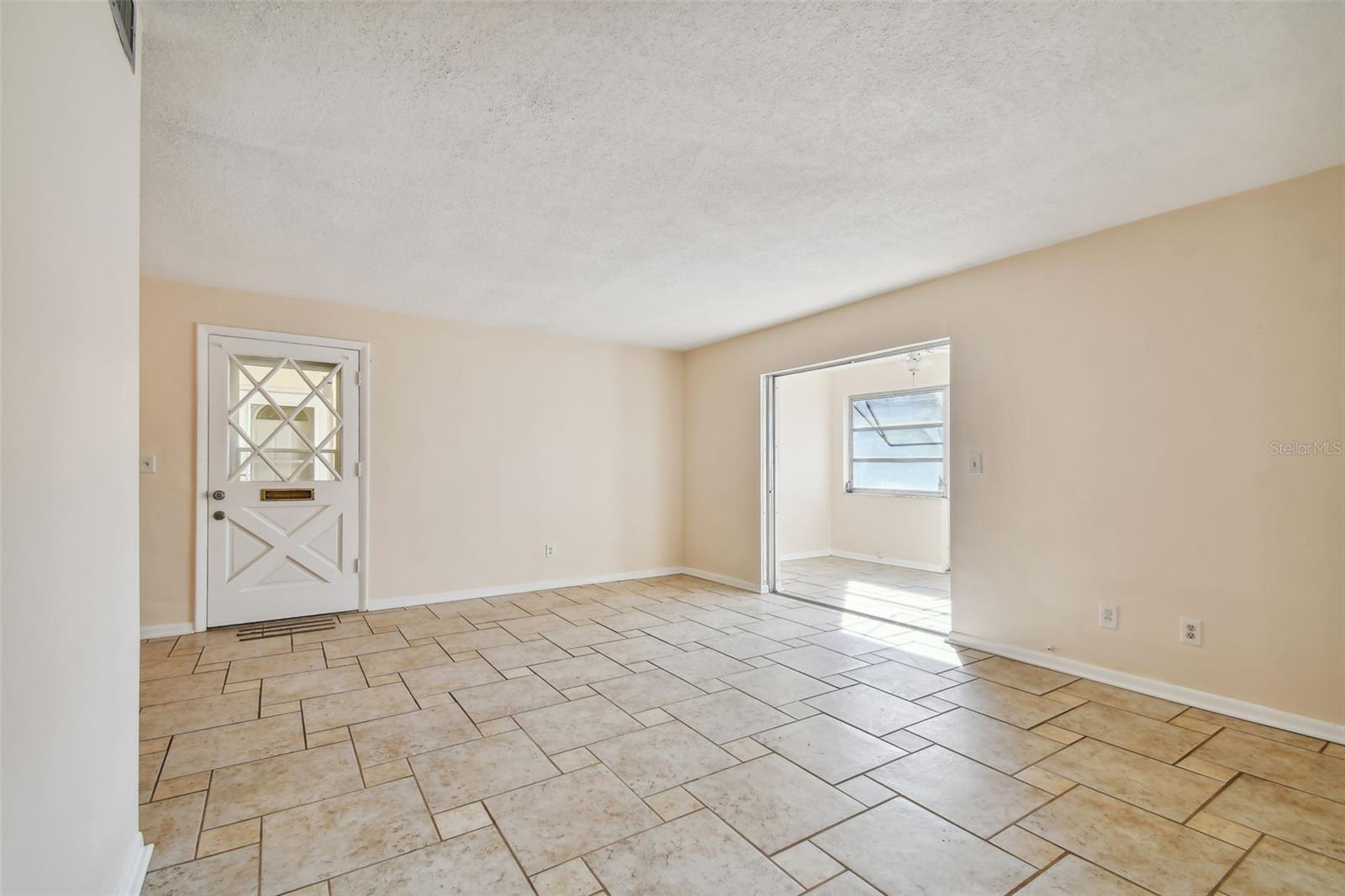 Image 17 of 49 For 610 Indian Rocks Road N 121