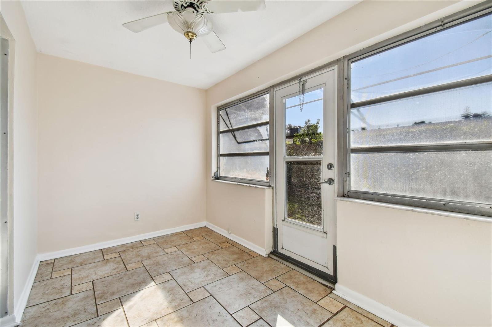 Image 20 of 49 For 610 Indian Rocks Road N 121