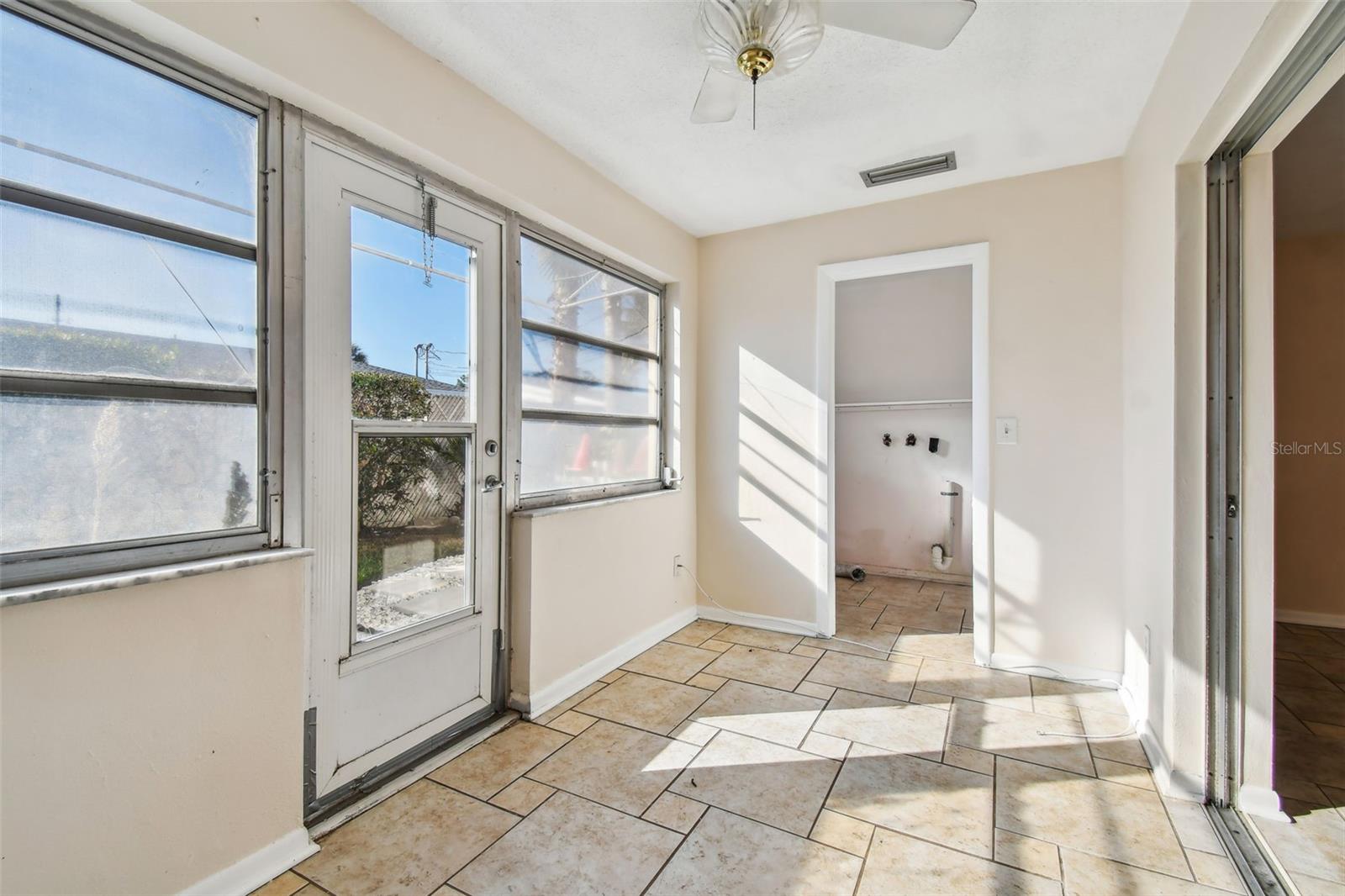 Image 21 of 49 For 610 Indian Rocks Road N 121