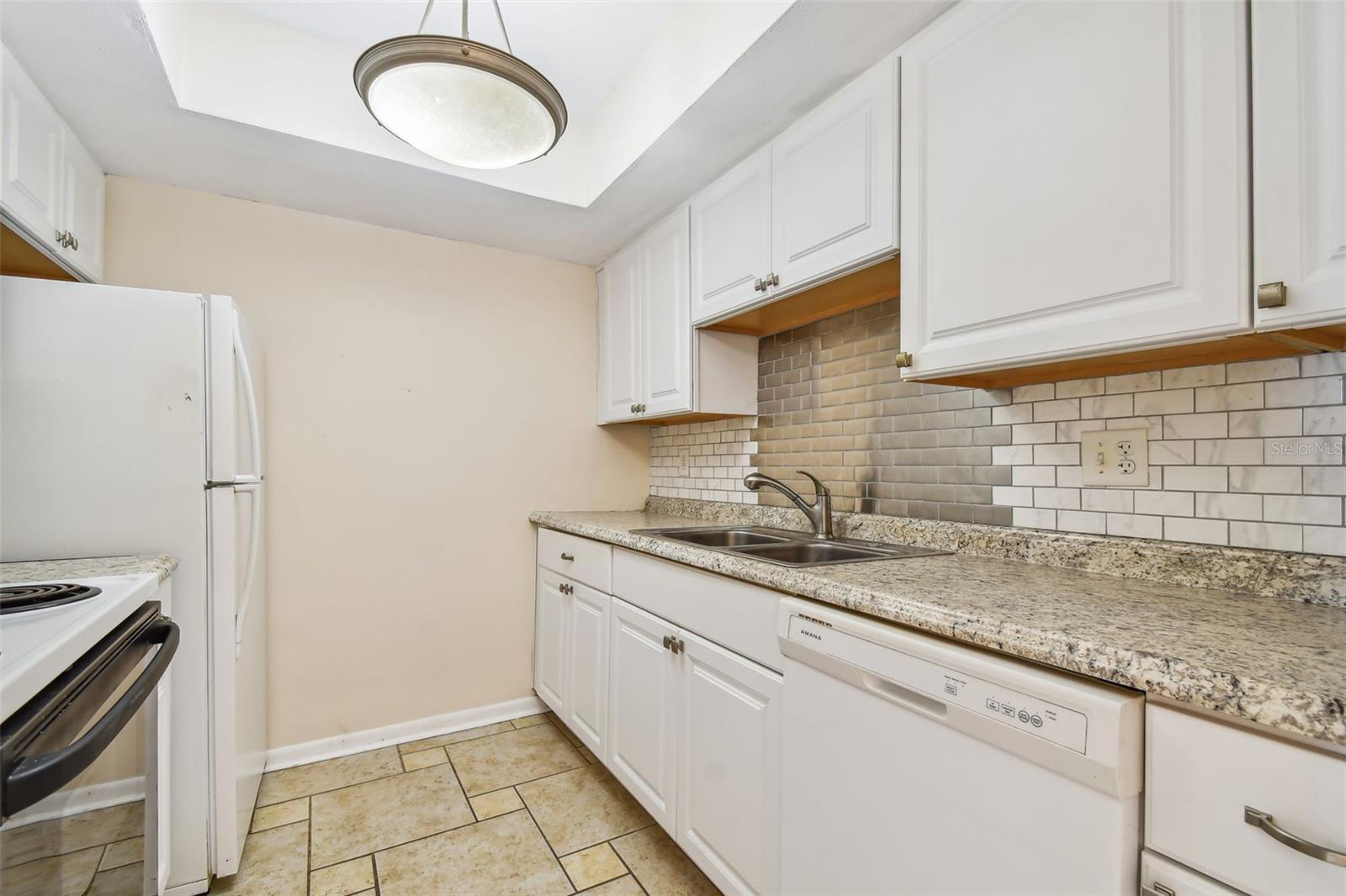 Image 28 of 49 For 610 Indian Rocks Road N 121