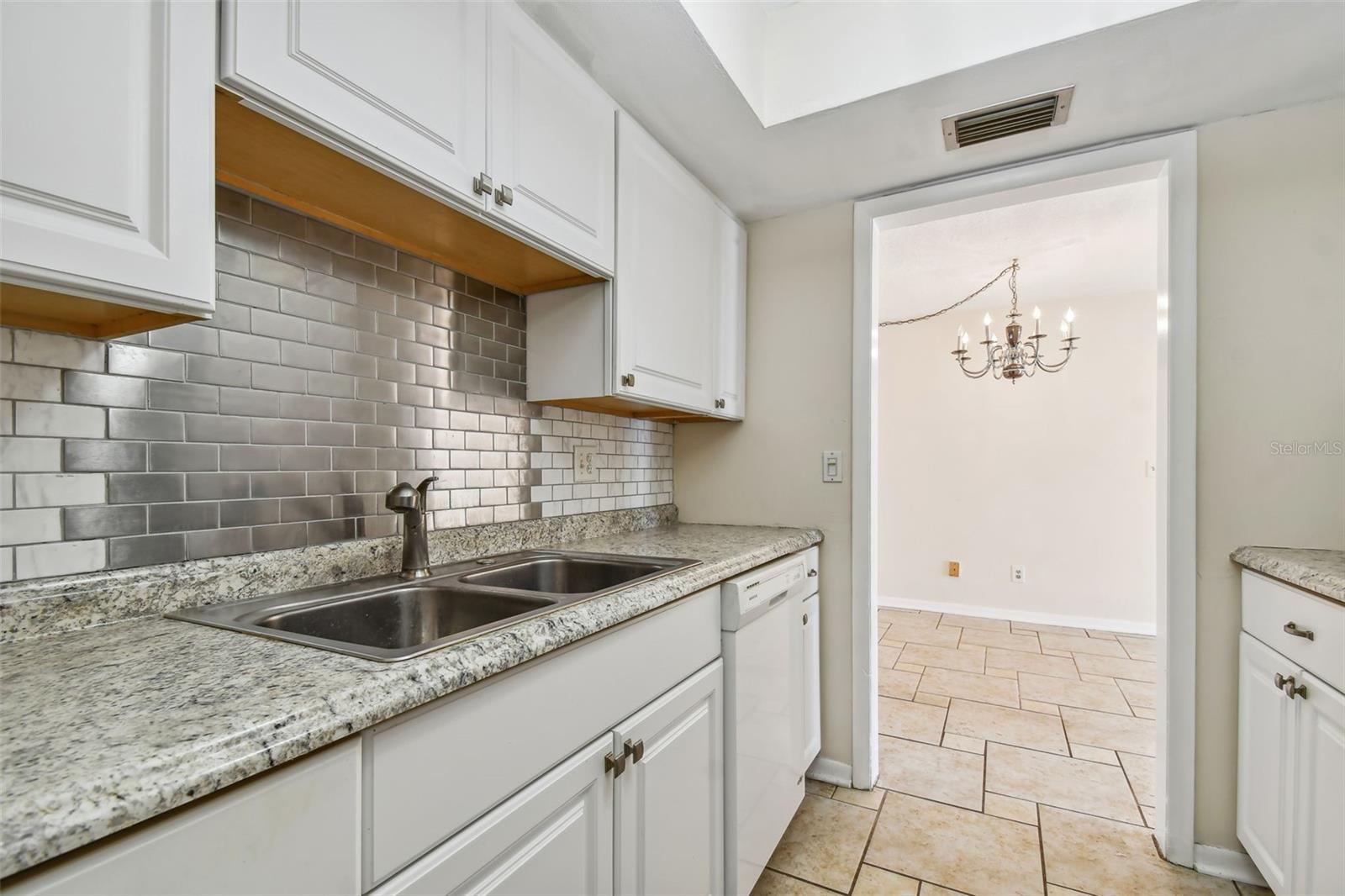 Image 30 of 49 For 610 Indian Rocks Road N 121