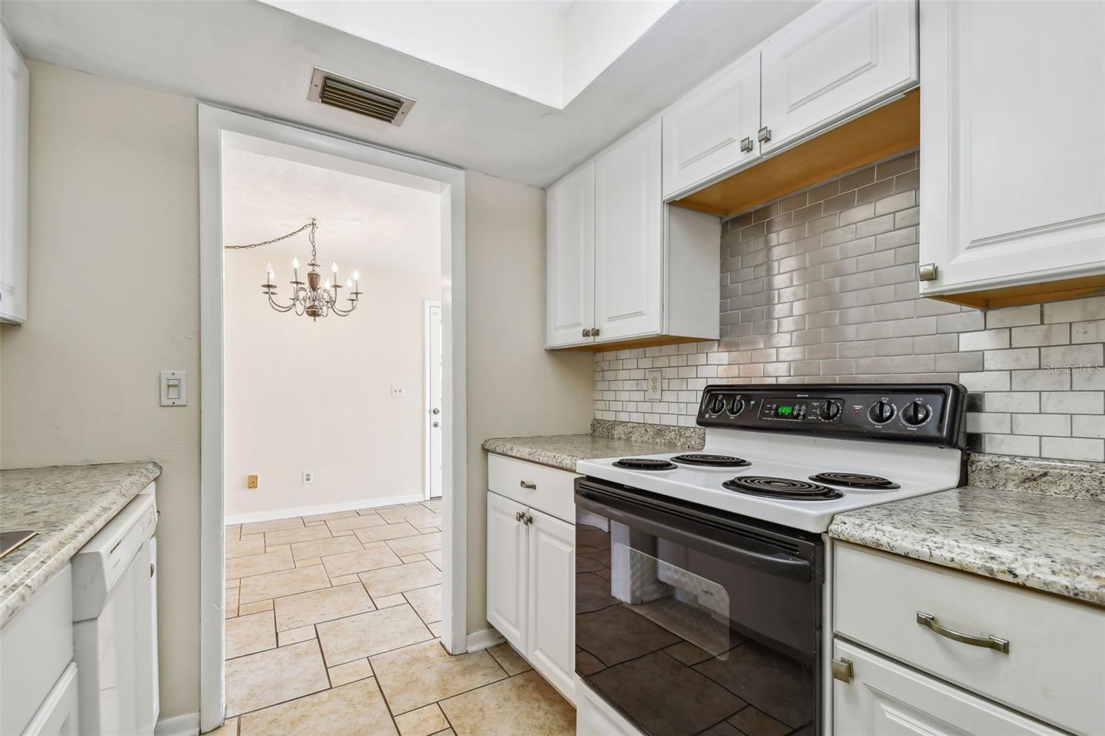 Image 31 of 49 For 610 Indian Rocks Road N 121