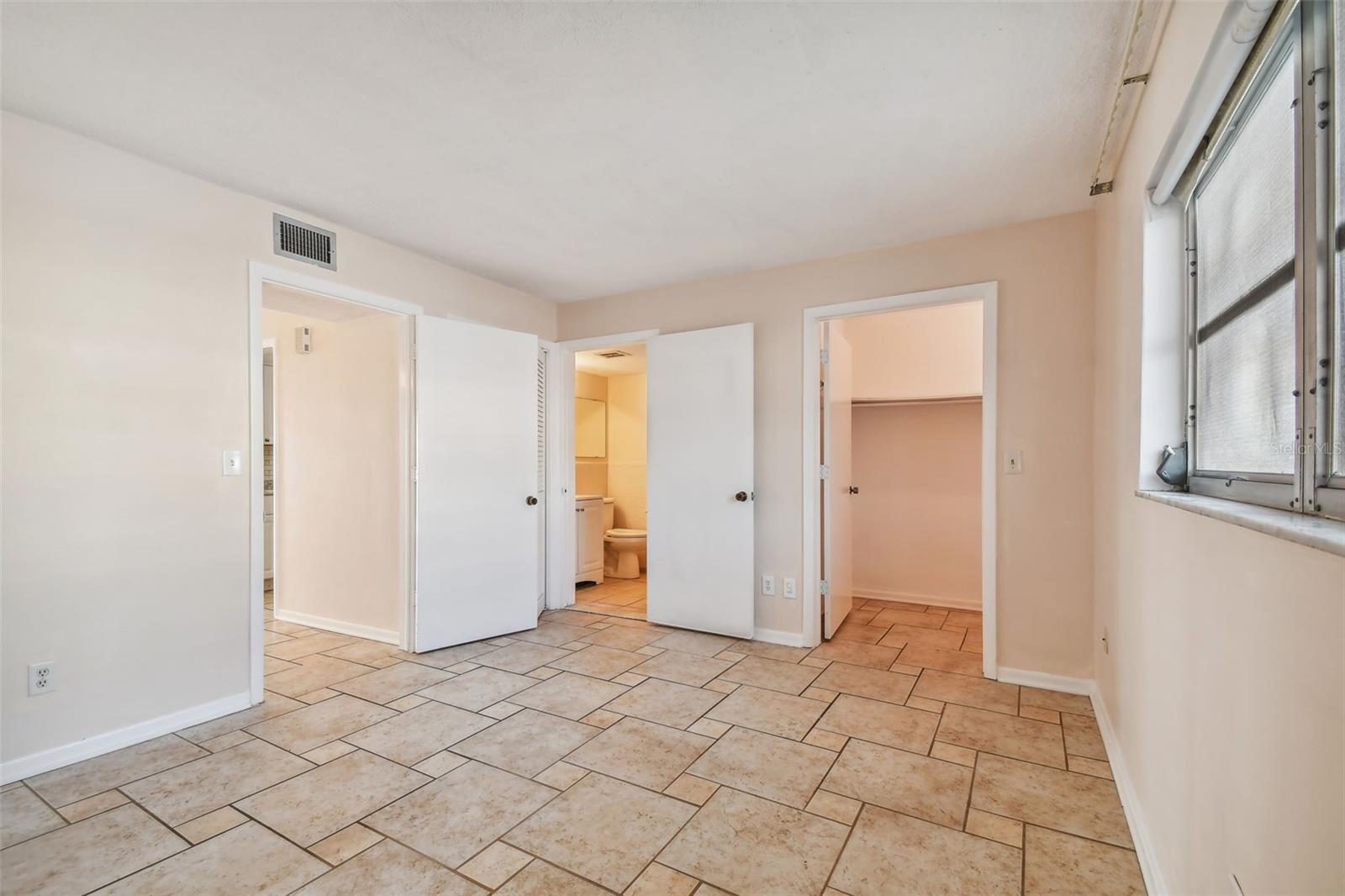 Image 34 of 49 For 610 Indian Rocks Road N 121