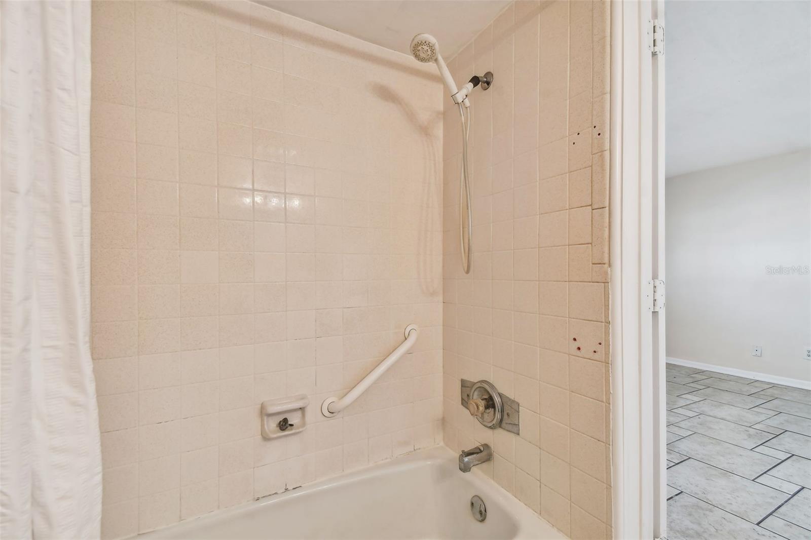 Image 40 of 49 For 610 Indian Rocks Road N 121