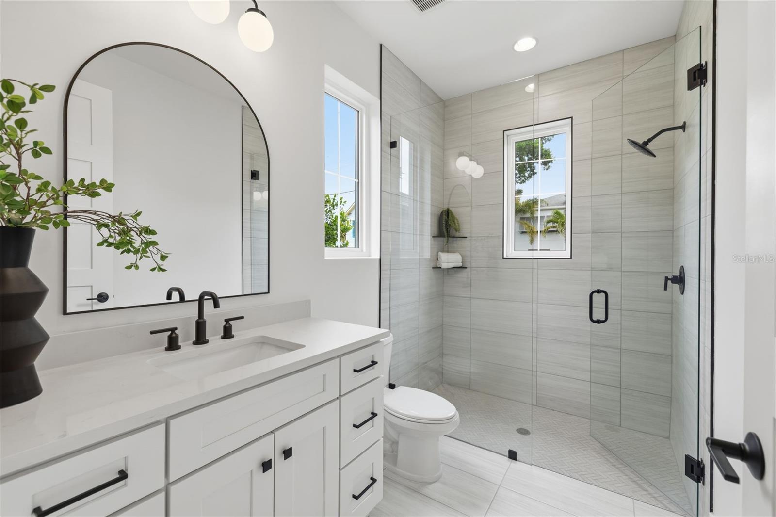 Listing photo id 9 for 407 Albany Avenue 1