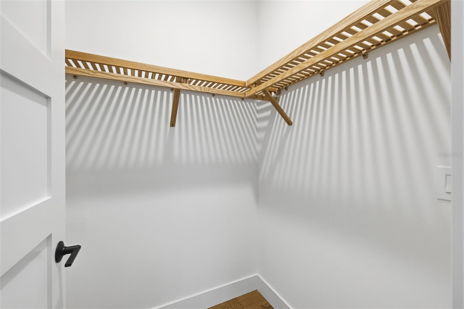 Listing photo id 10 for 407 Albany Avenue 1