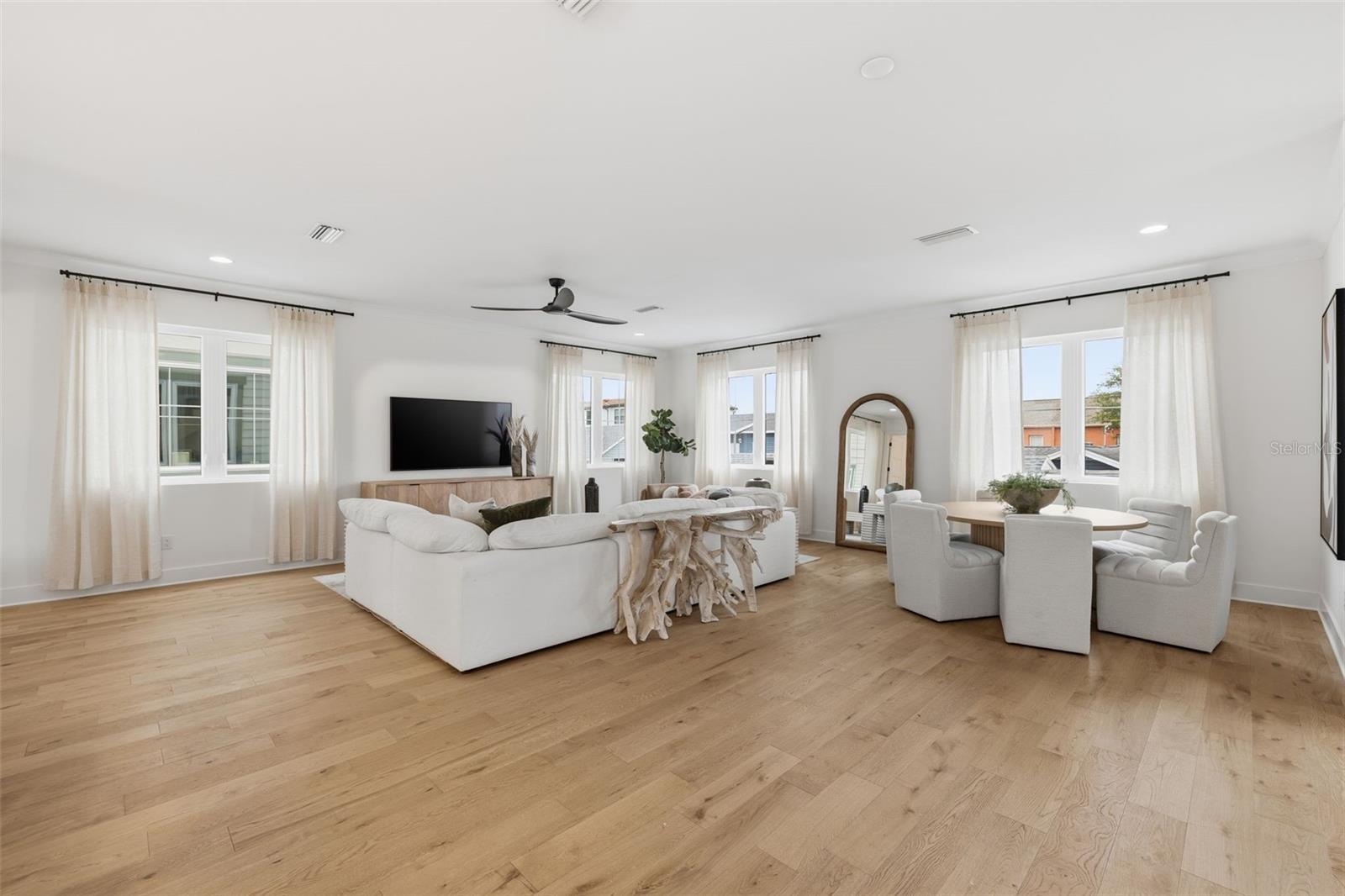 Listing photo id 18 for 407 Albany Avenue 1