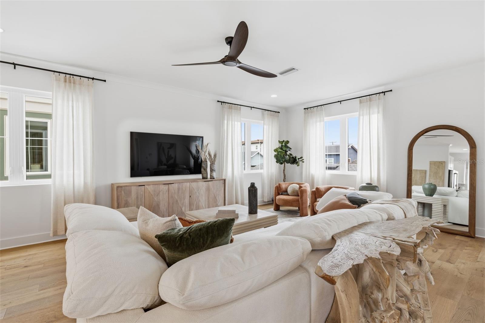 Listing photo id 19 for 407 Albany Avenue 1